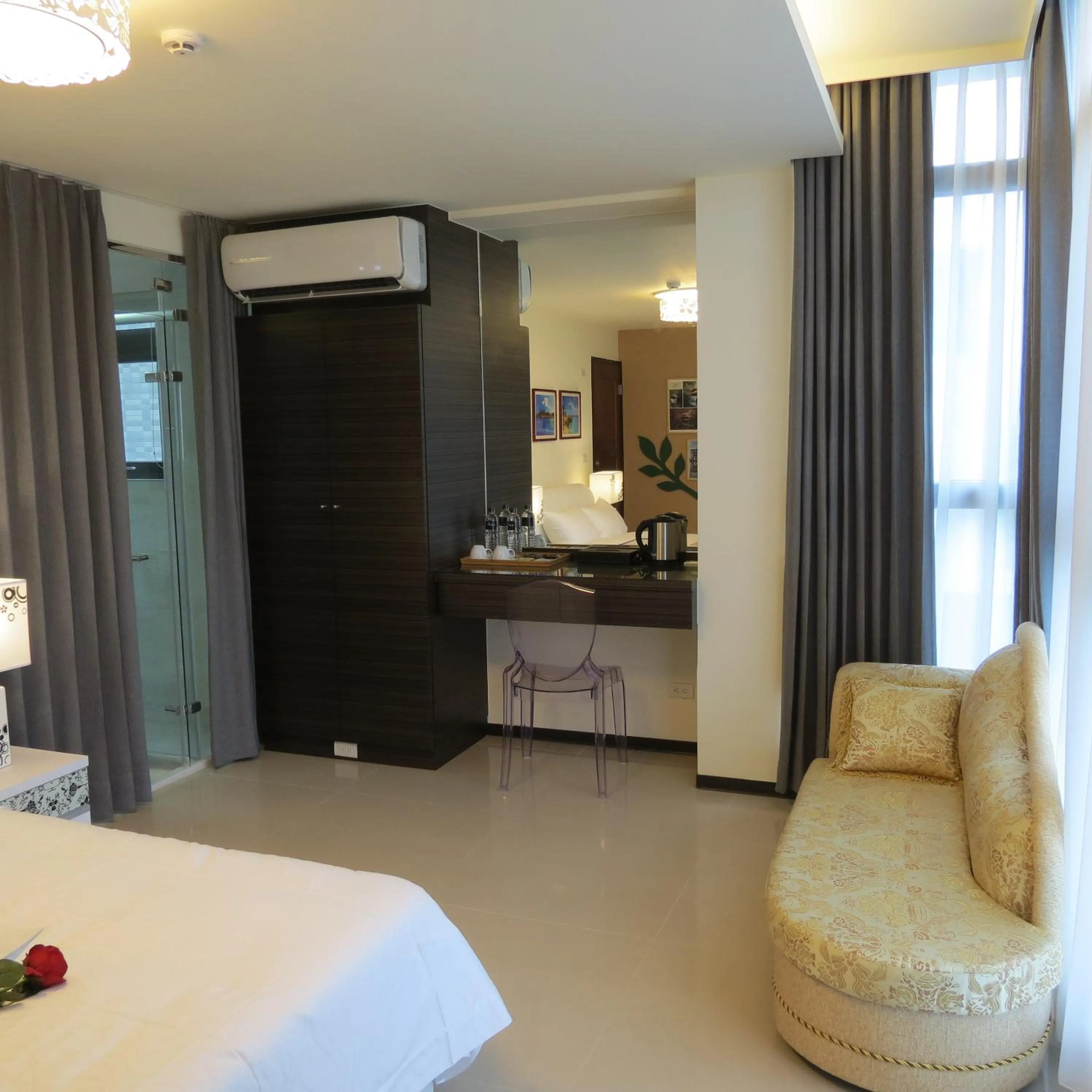 Drinks, Bed in Grand Allevia Villa