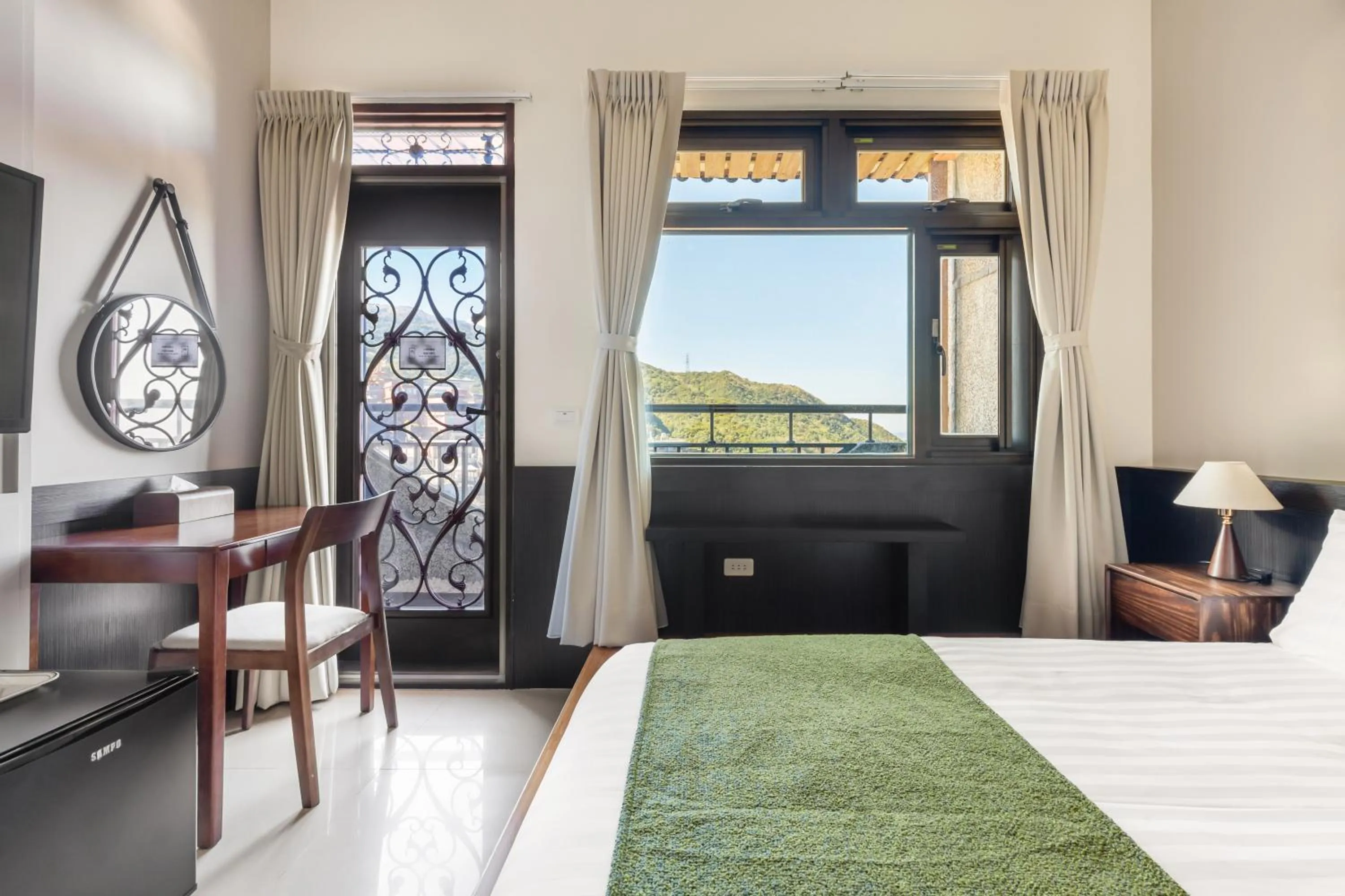 Photo of the whole room, Bed in Harmony Smart Stay