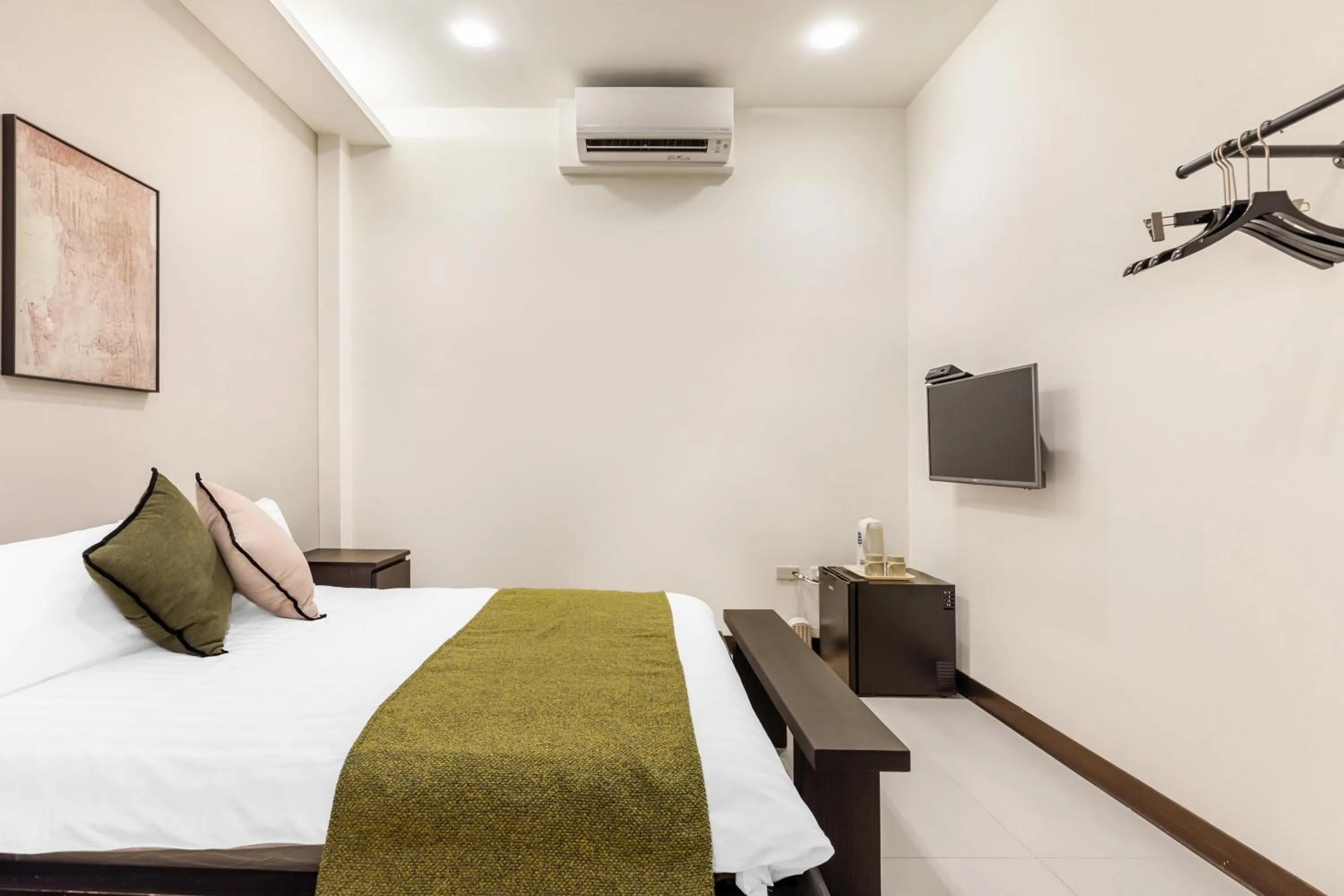 Photo of the whole room, Bed in Harmony Smart Stay