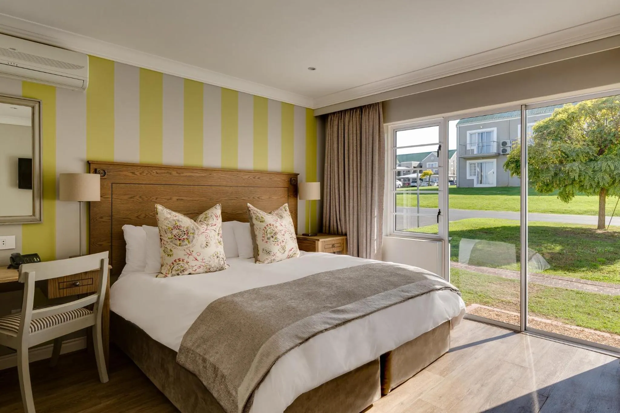 Mountain view, Bed in Protea Hotel by Marriott Stellenbosch & Conference Centre