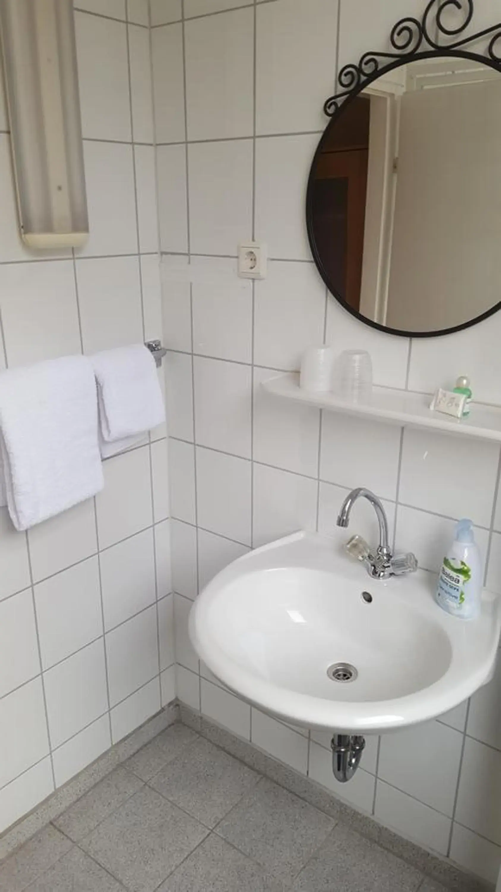 Single Room with Shower - single occupancy in Hotel Schwanenburg Single Room with Shower - single occupancy in Hotel Schwanenburg