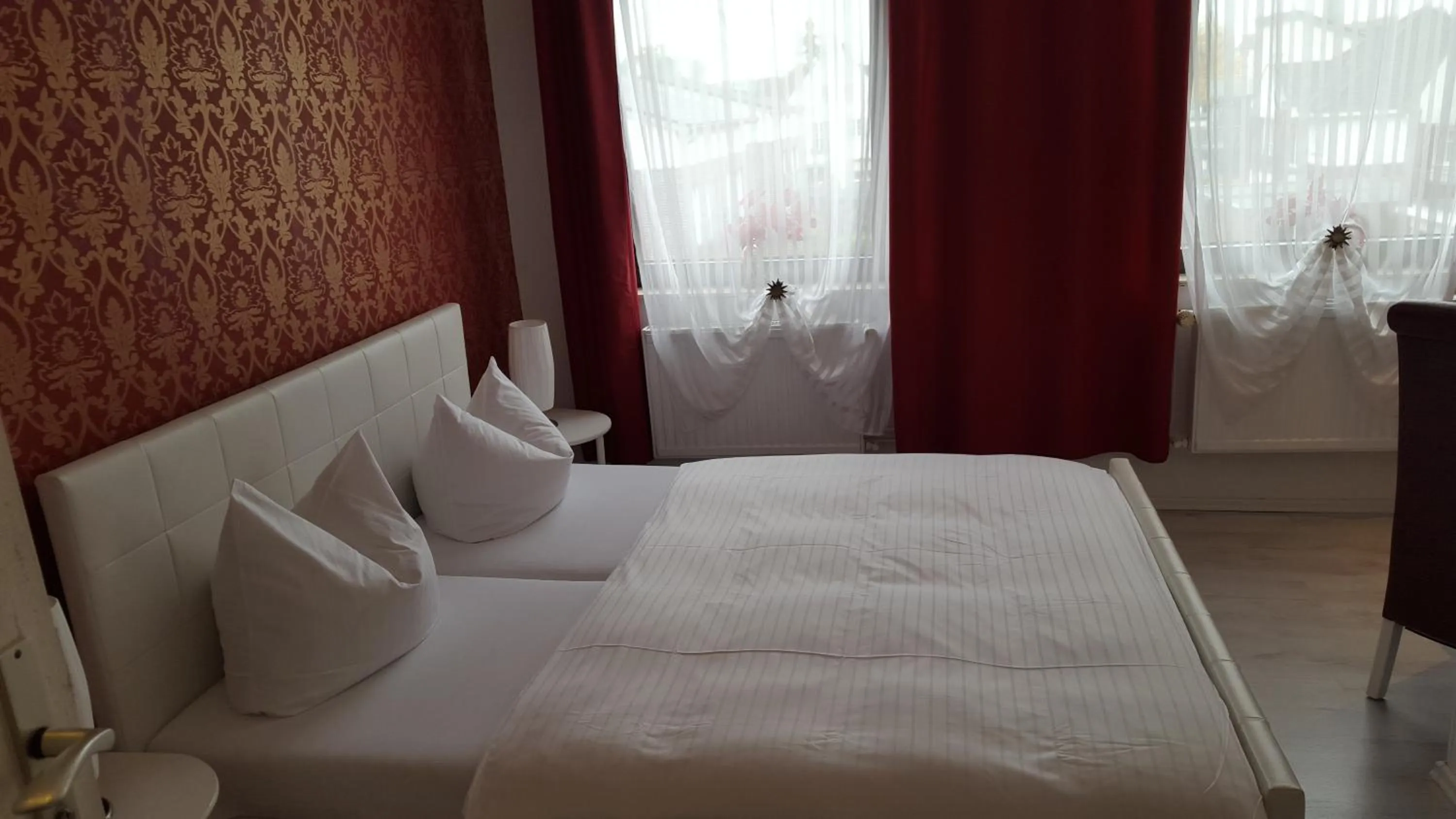 Photo of the whole room, Bed in Hotel Schwanenburg