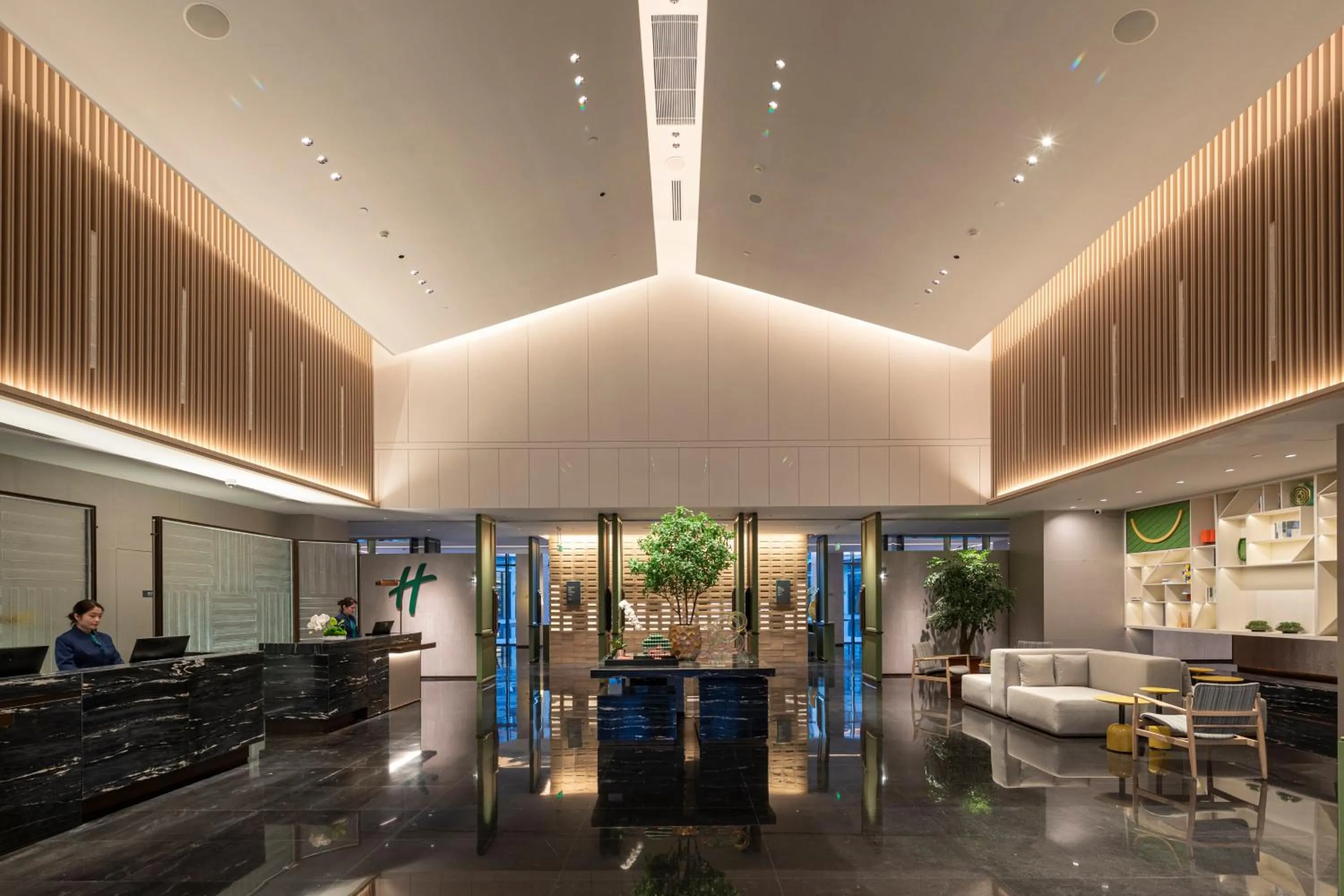 Property building in Holiday Inn Xianyang Shuangzhao Lake by IHG