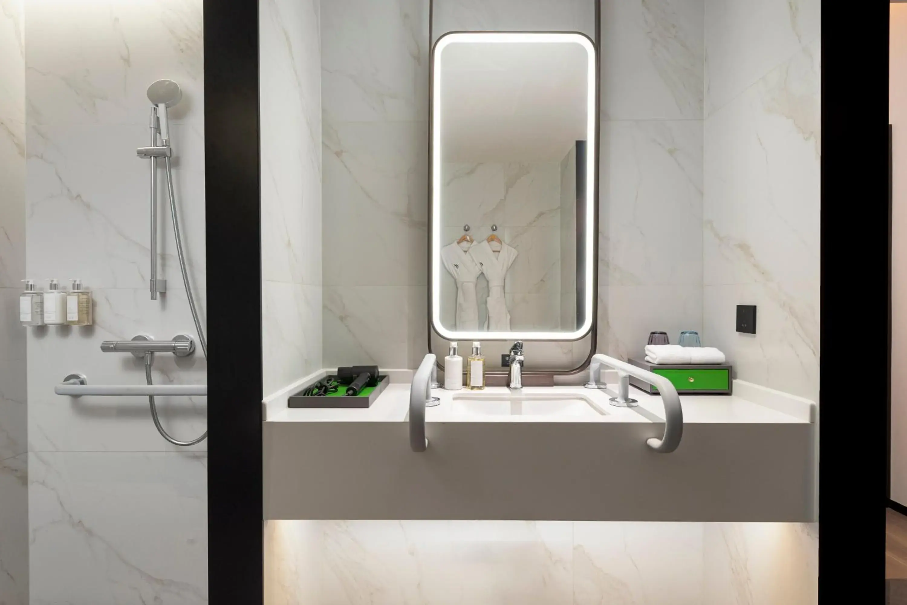 Standard Double Room with Two Double Beds - Disability Access in Holiday Inn Xianyang Shuangzhao Lake by IHG Standard Double Room with Two Double Beds - Disability Access in Holiday Inn Xianyang Shuangzhao Lake by IHG