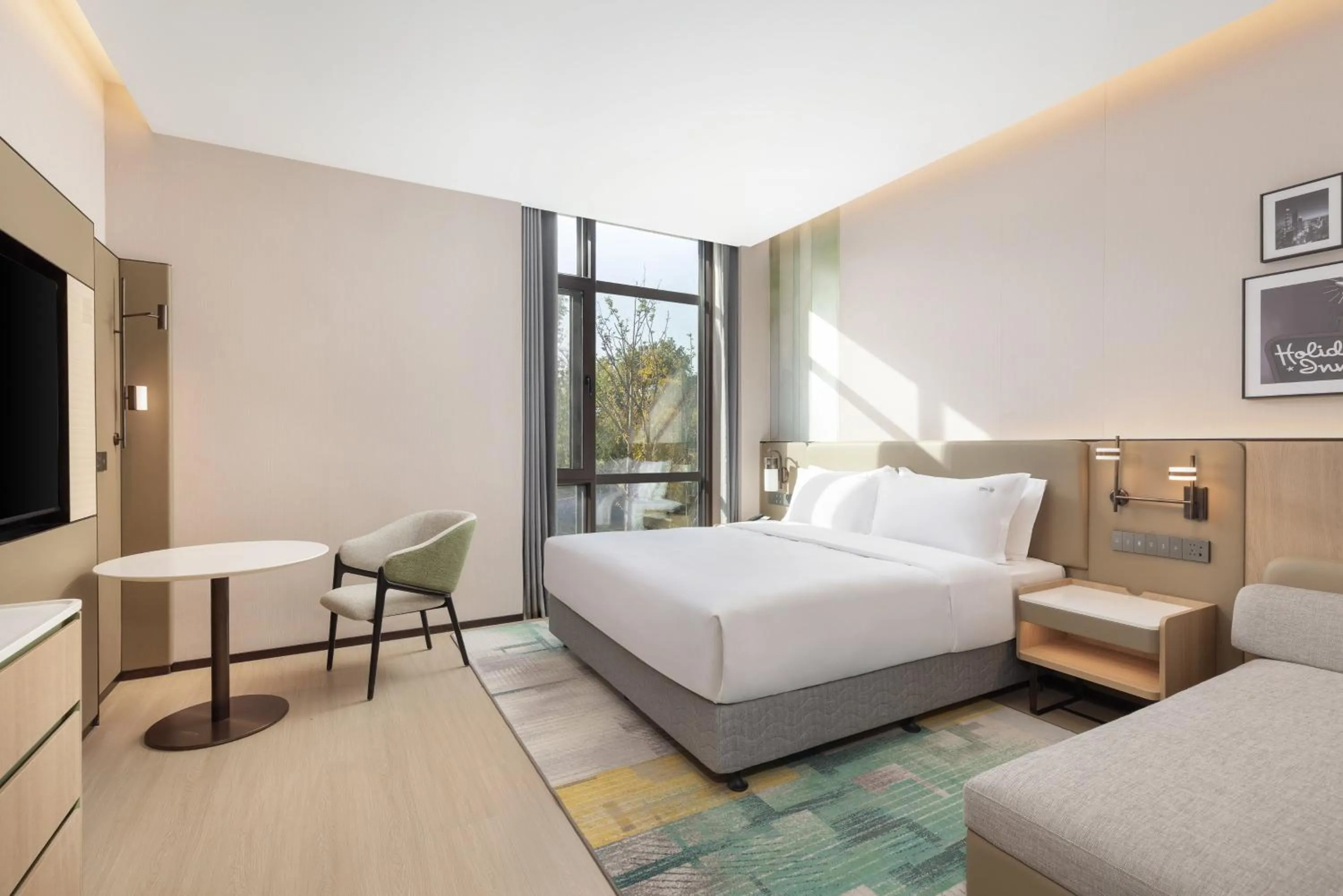 Photo of the whole room, Bed in Holiday Inn Shanghai Tourism Zone by IHG