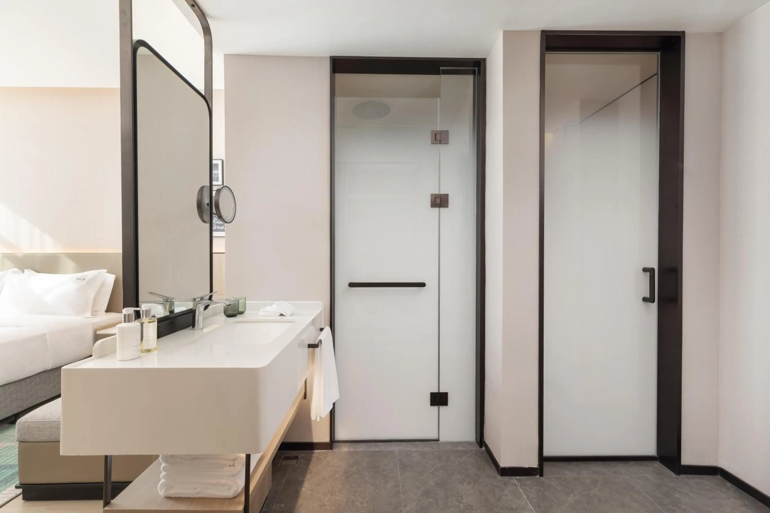 Bathroom, Bed in Holiday Inn Shanghai Tourism Zone by IHG