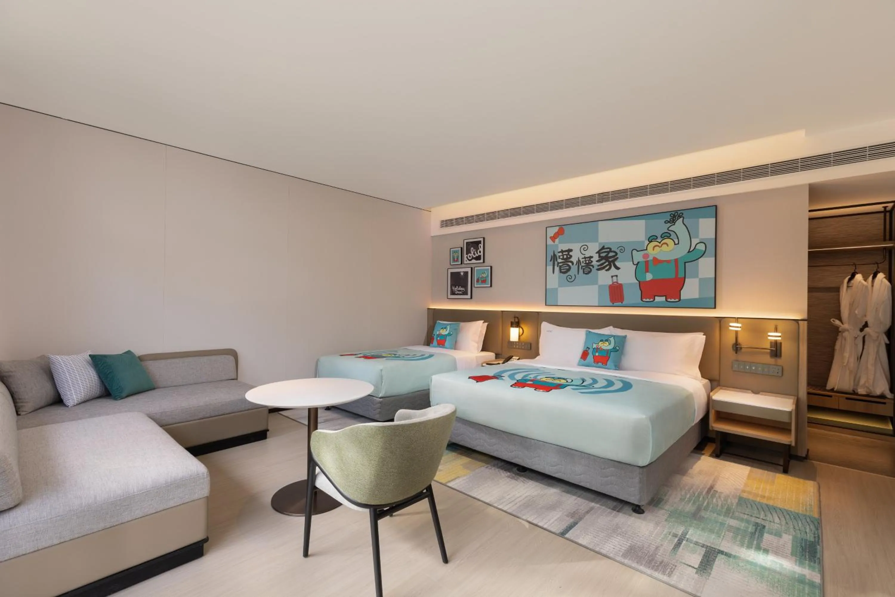 Photo of the whole room, Bed in Holiday Inn Shanghai Tourism Zone by IHG