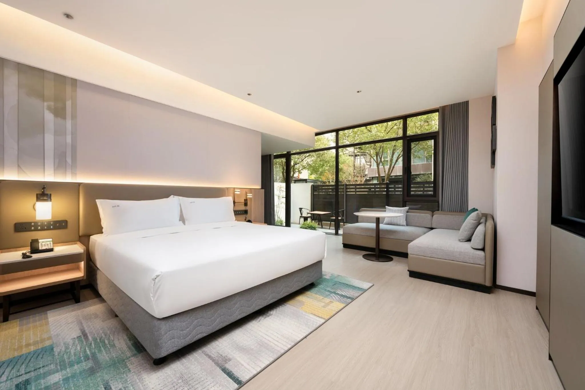 Photo of the whole room, Bed in Holiday Inn Shanghai Tourism Zone by IHG