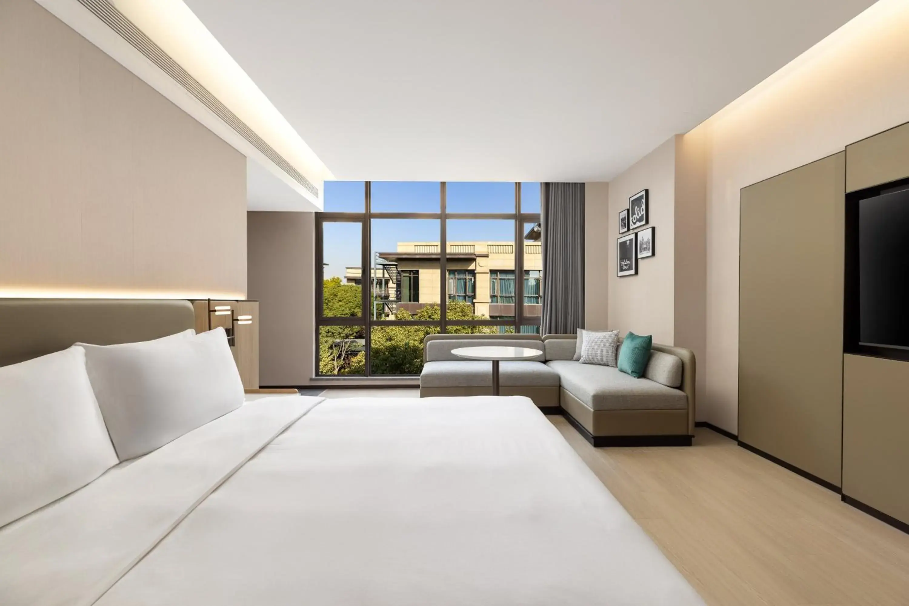 Premium King Room in Holiday Inn Shanghai Tourism Zone by IHG Premium King Room in Holiday Inn Shanghai Tourism Zone by IHG