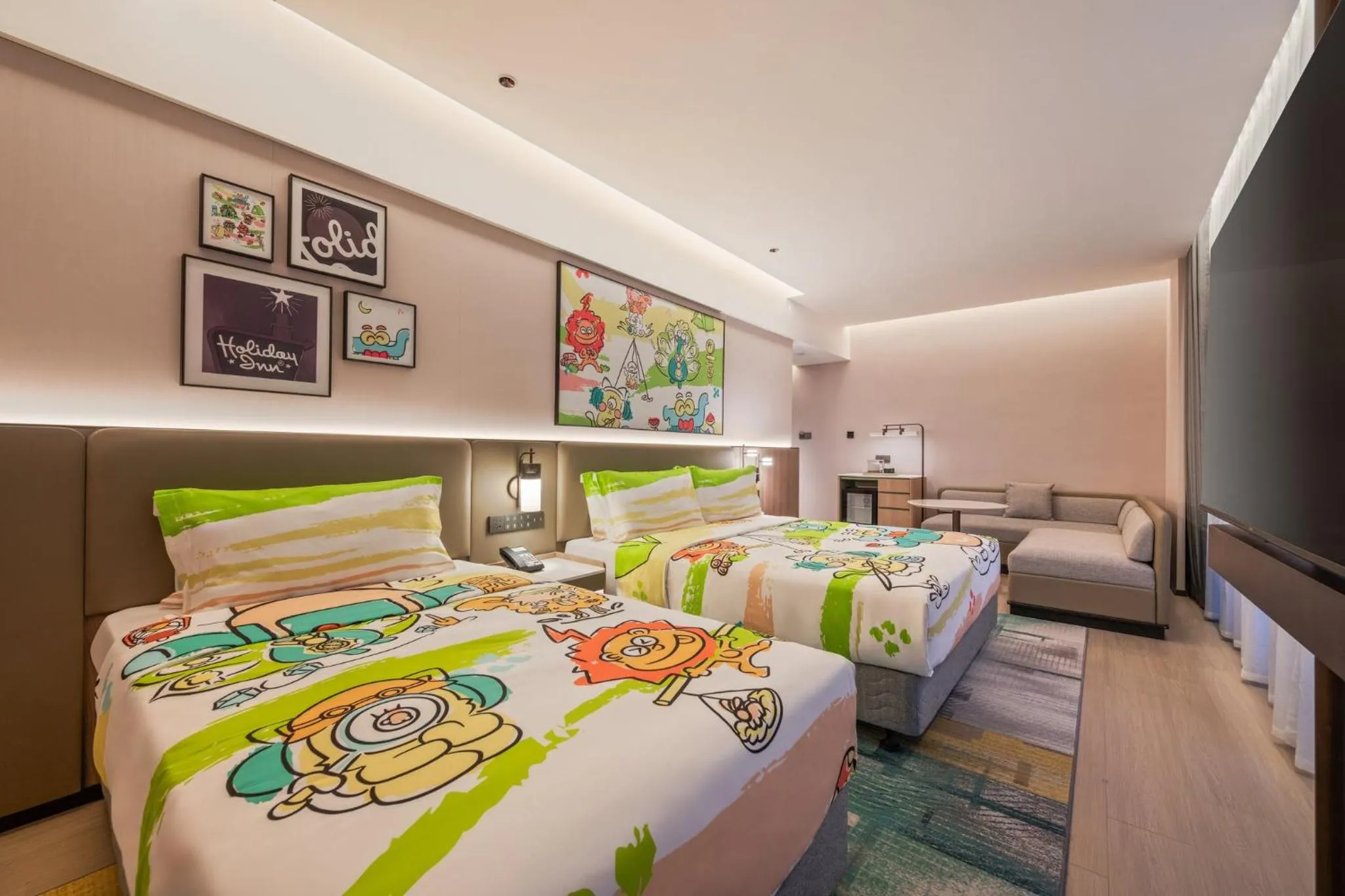 Photo of the whole room, Bed in Holiday Inn Shanghai Tourism Zone by IHG