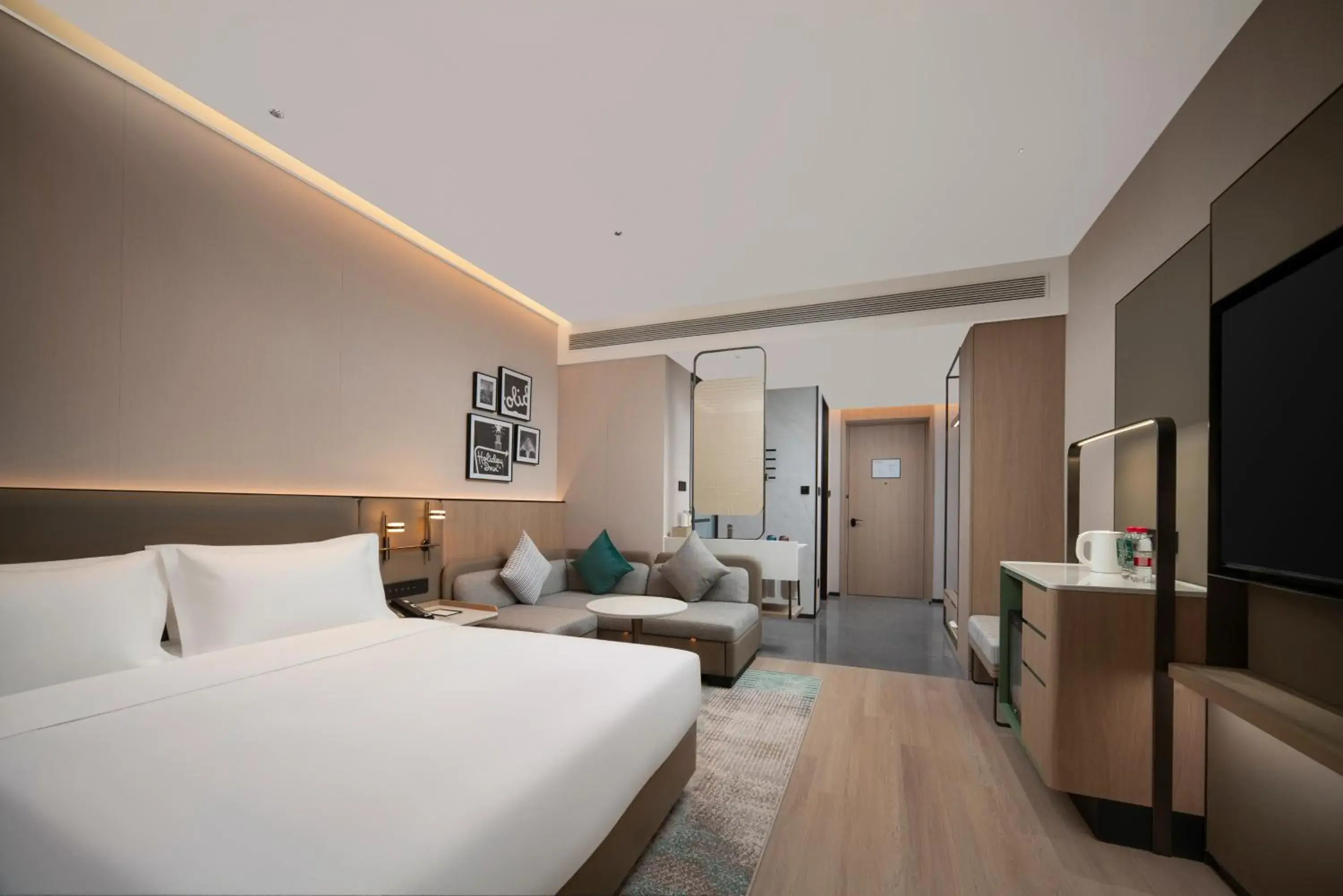 Standard King Room - Disability Access in Holiday Inn Qingdao CBD by IHG Standard King Room - Disability Access in Holiday Inn Qingdao CBD by IHG