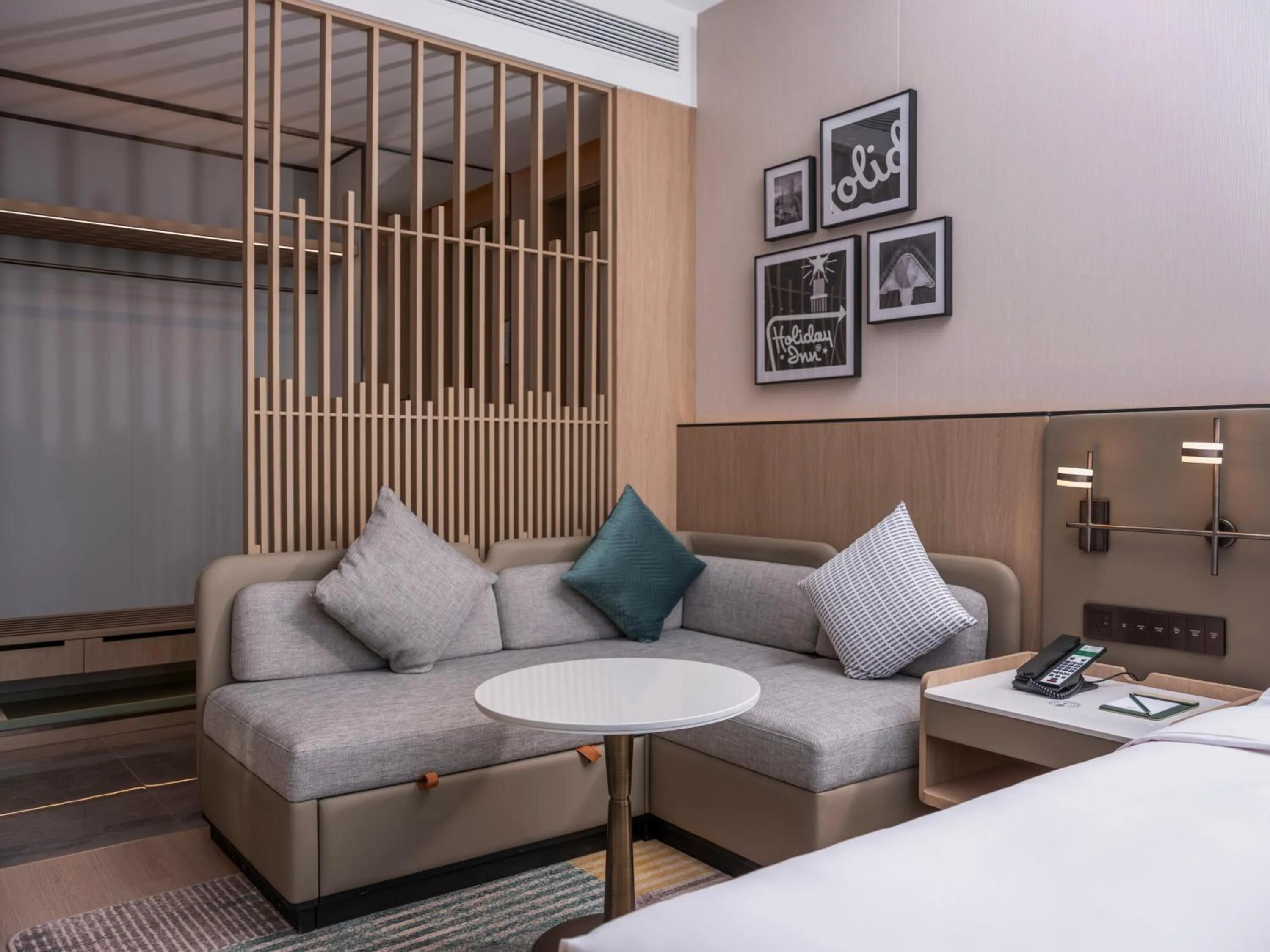 Seating area, Bed in Holiday Inn Qingdao CBD by IHG