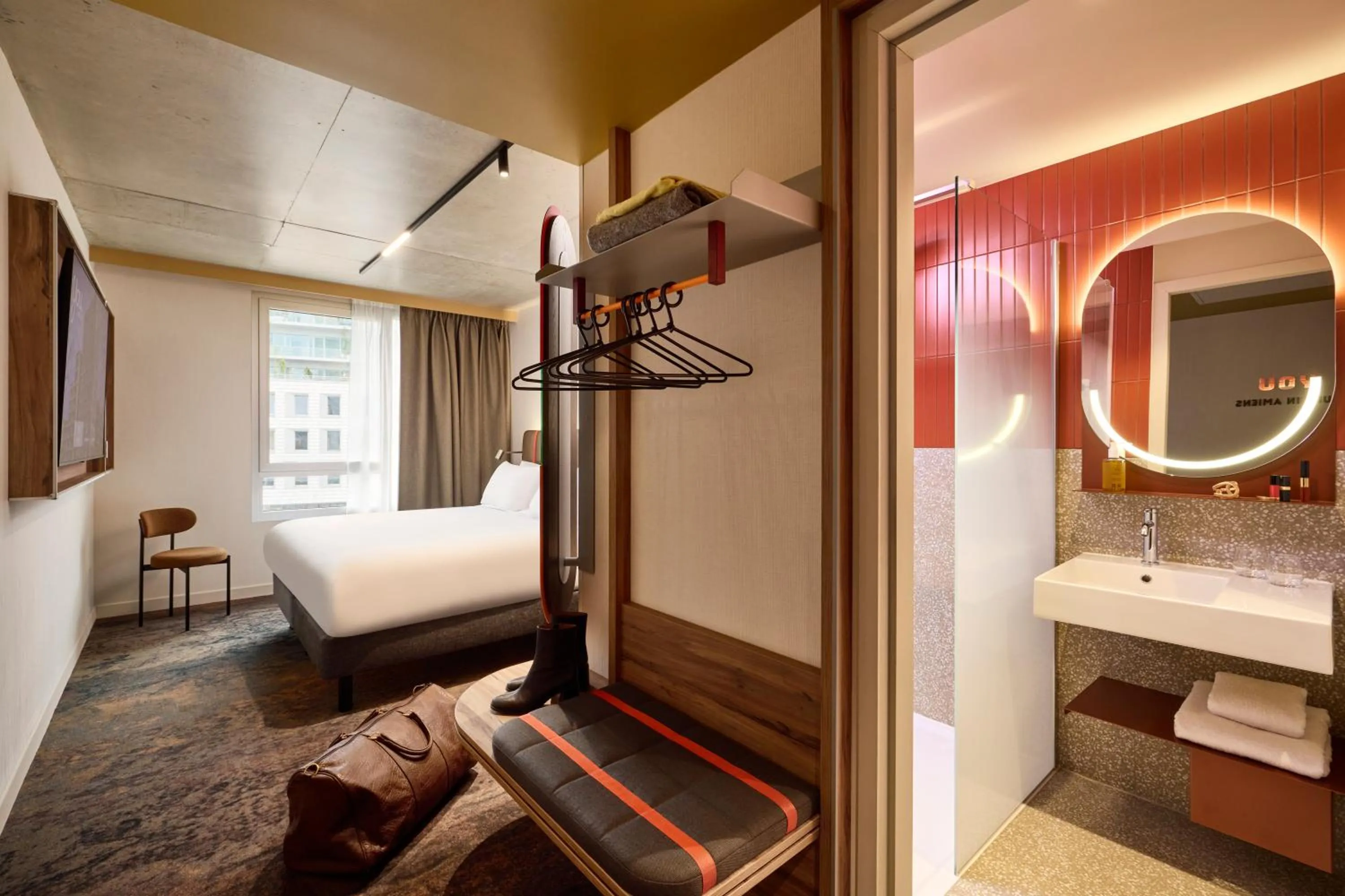 Photo of the whole room, Bed in You Hotel Amiens - Handwritten Collection