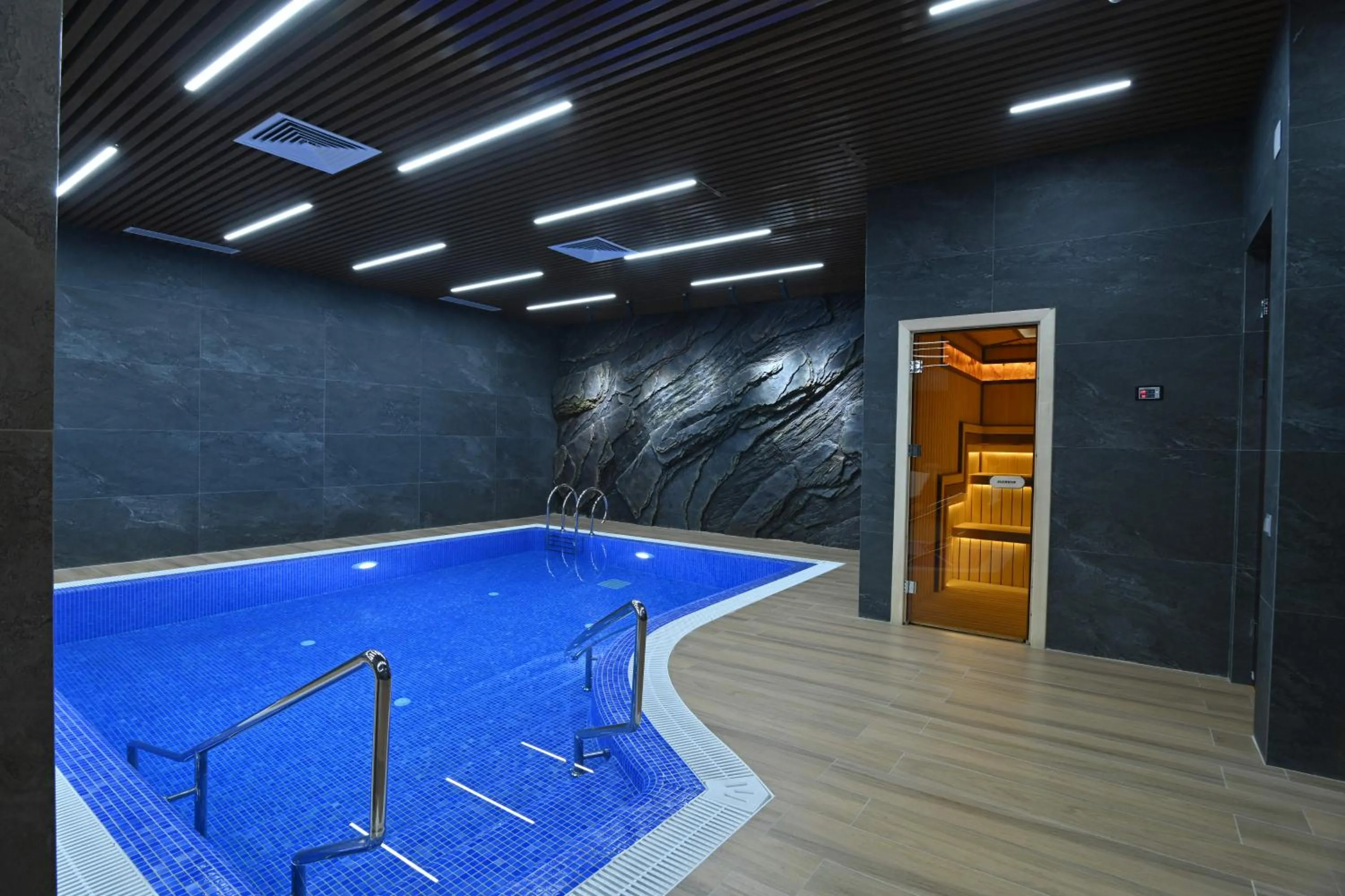 Swimming pool in Mercure Tashkent North