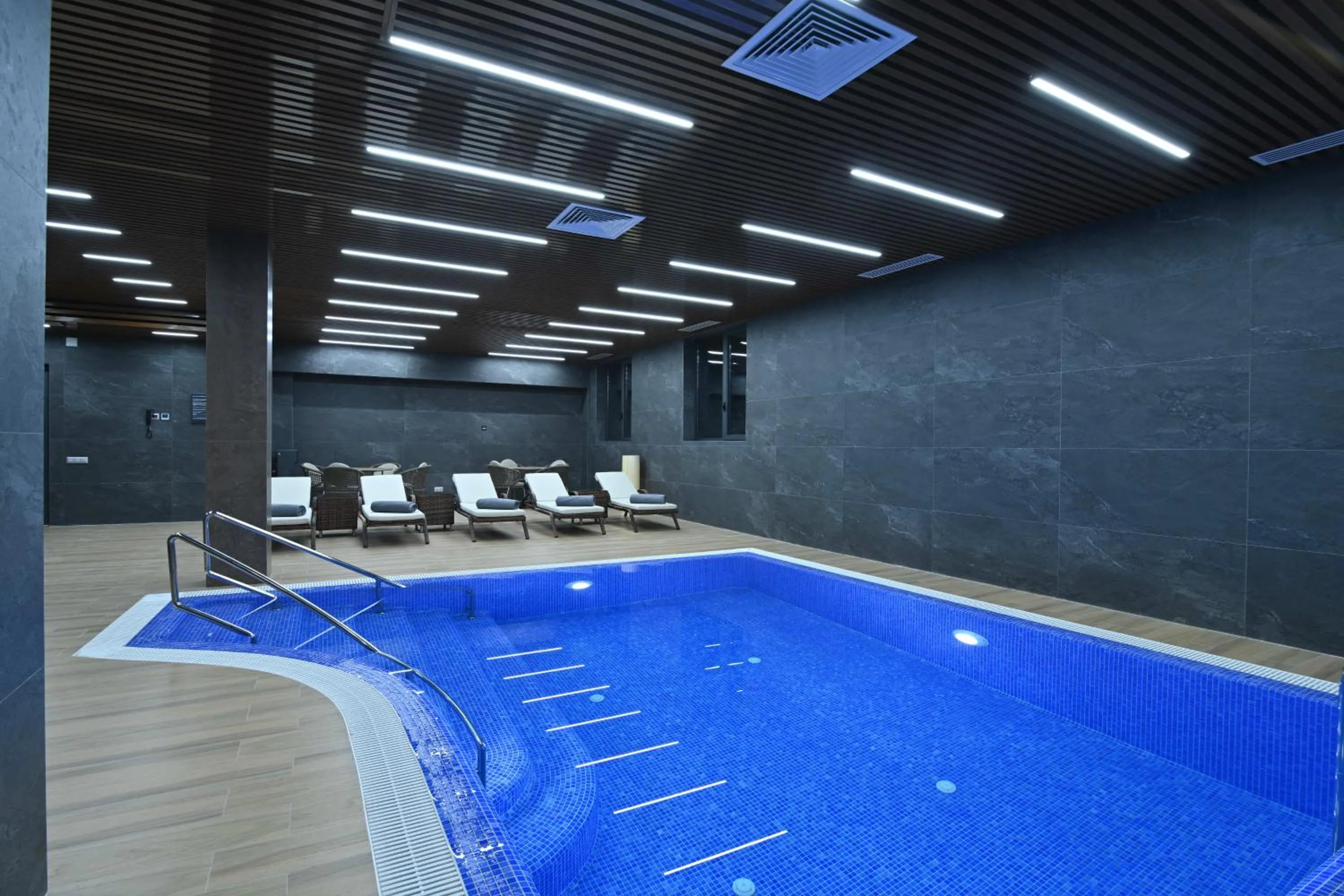 Swimming pool in Mercure Tashkent North