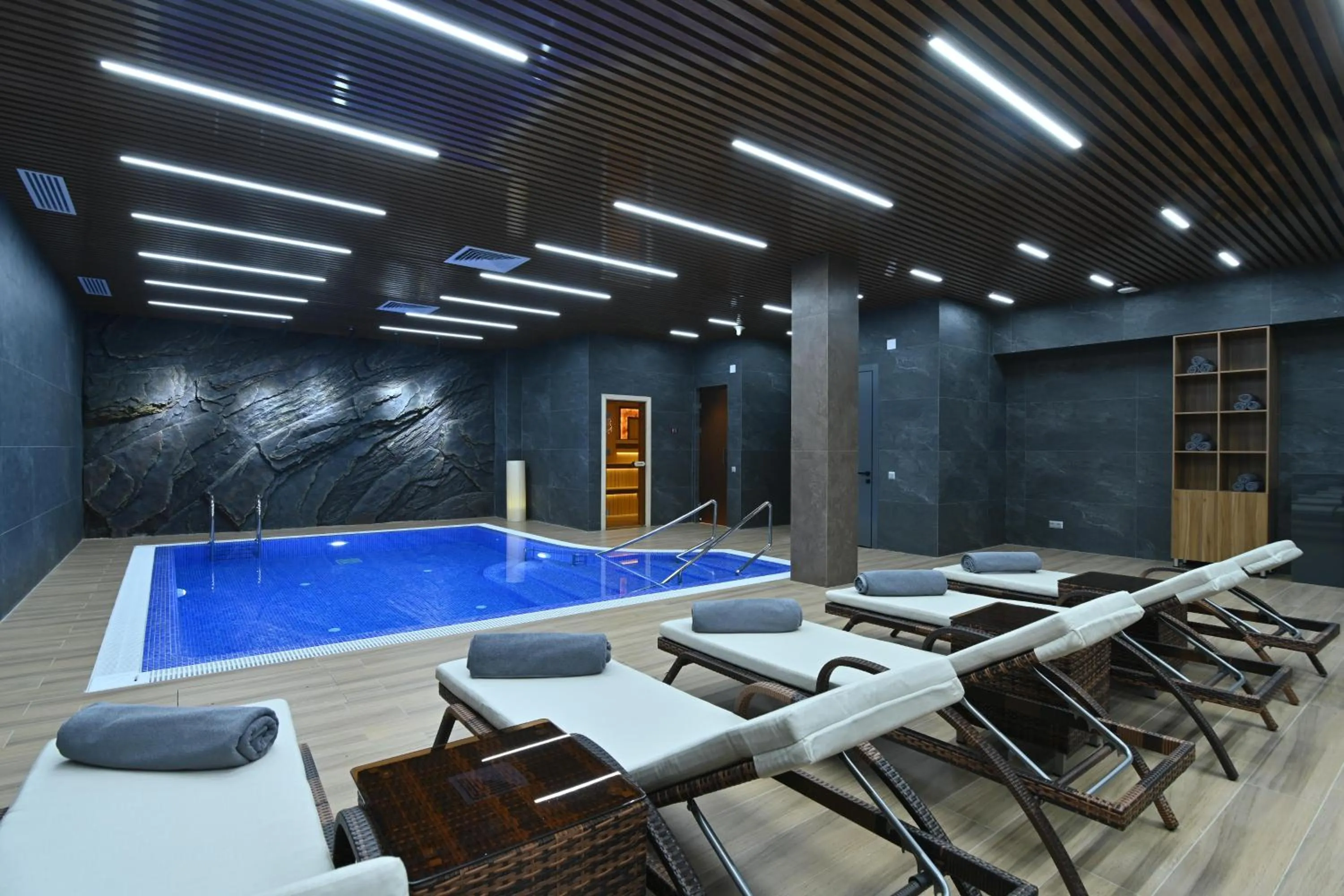 Swimming pool in Mercure Tashkent North