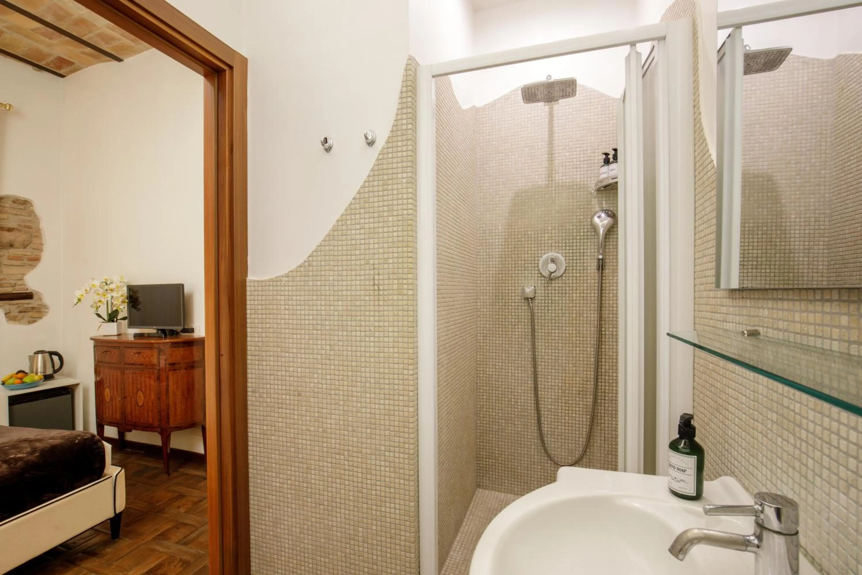 Shower in The Right Place 4U Navona Luxury Rooms