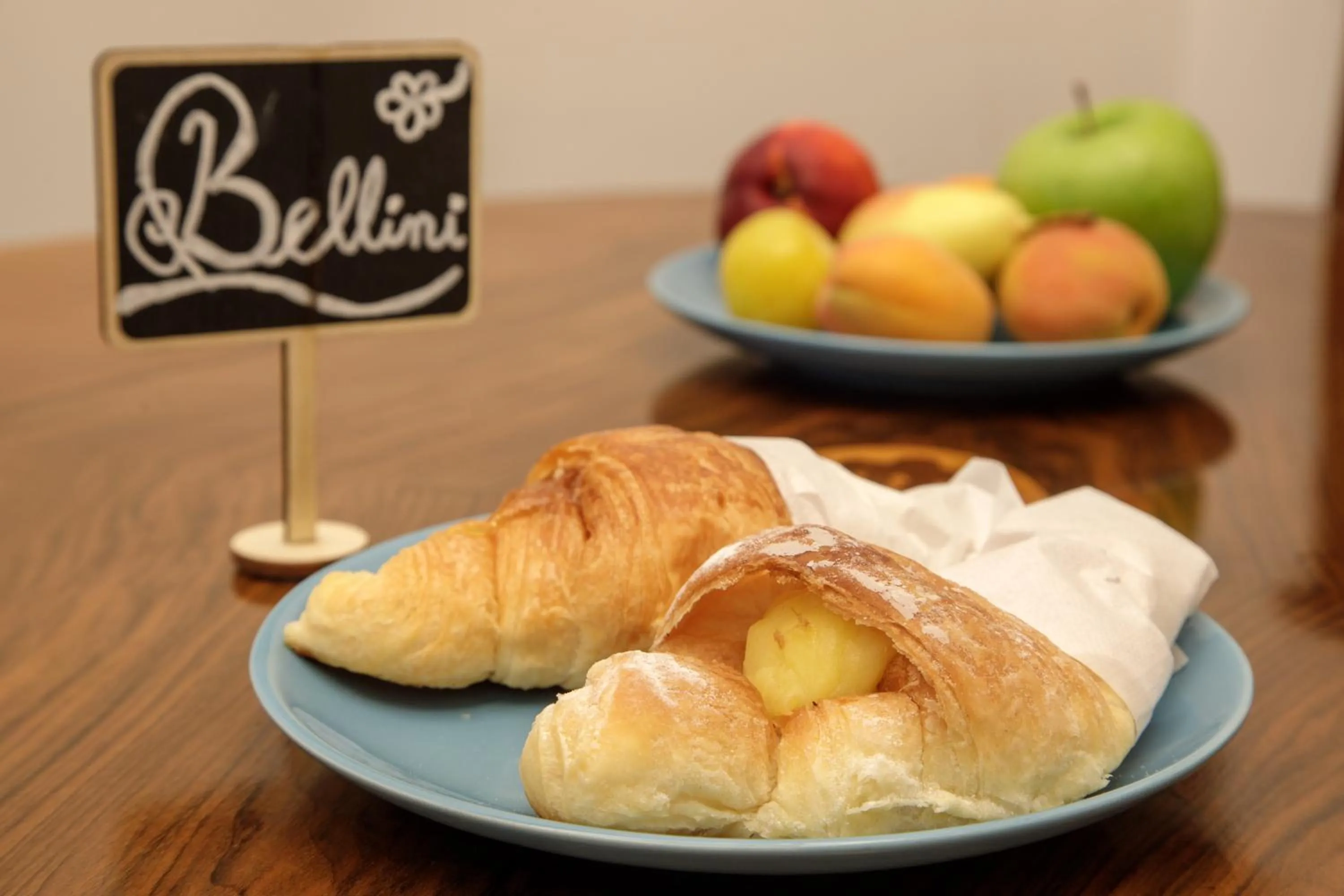 Food and drinks in The Right Place 4U Navona Luxury Rooms