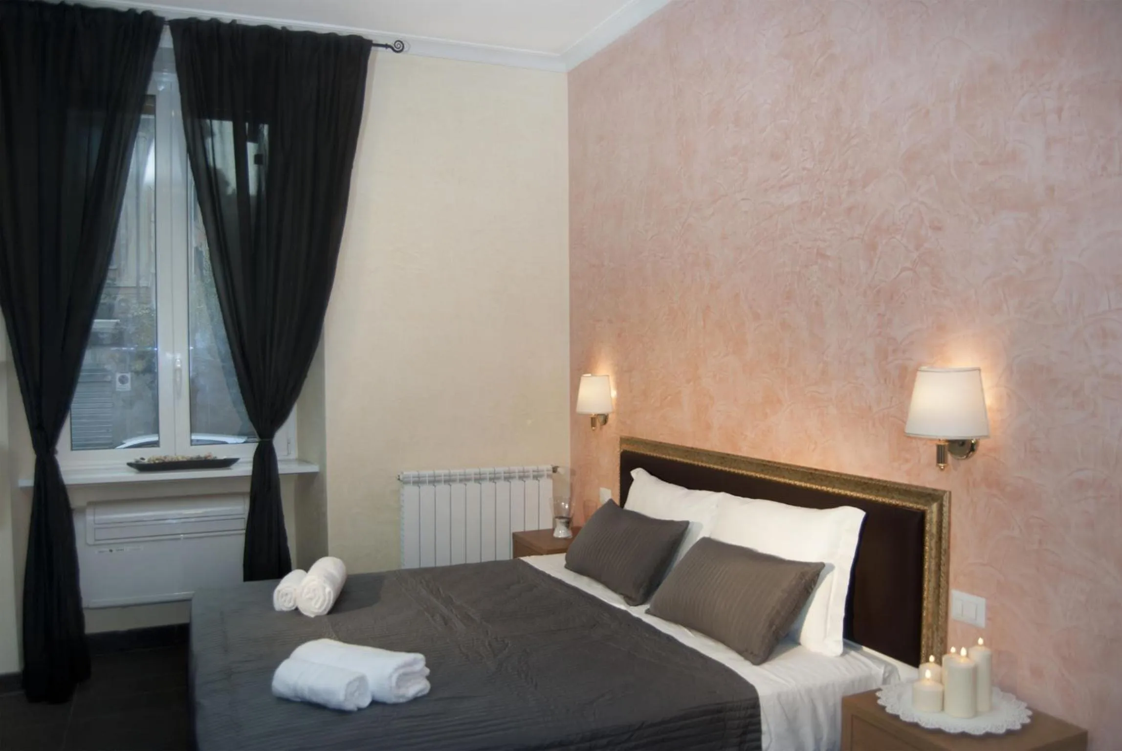 Photo of the whole room, Bed in Guest's Heaven