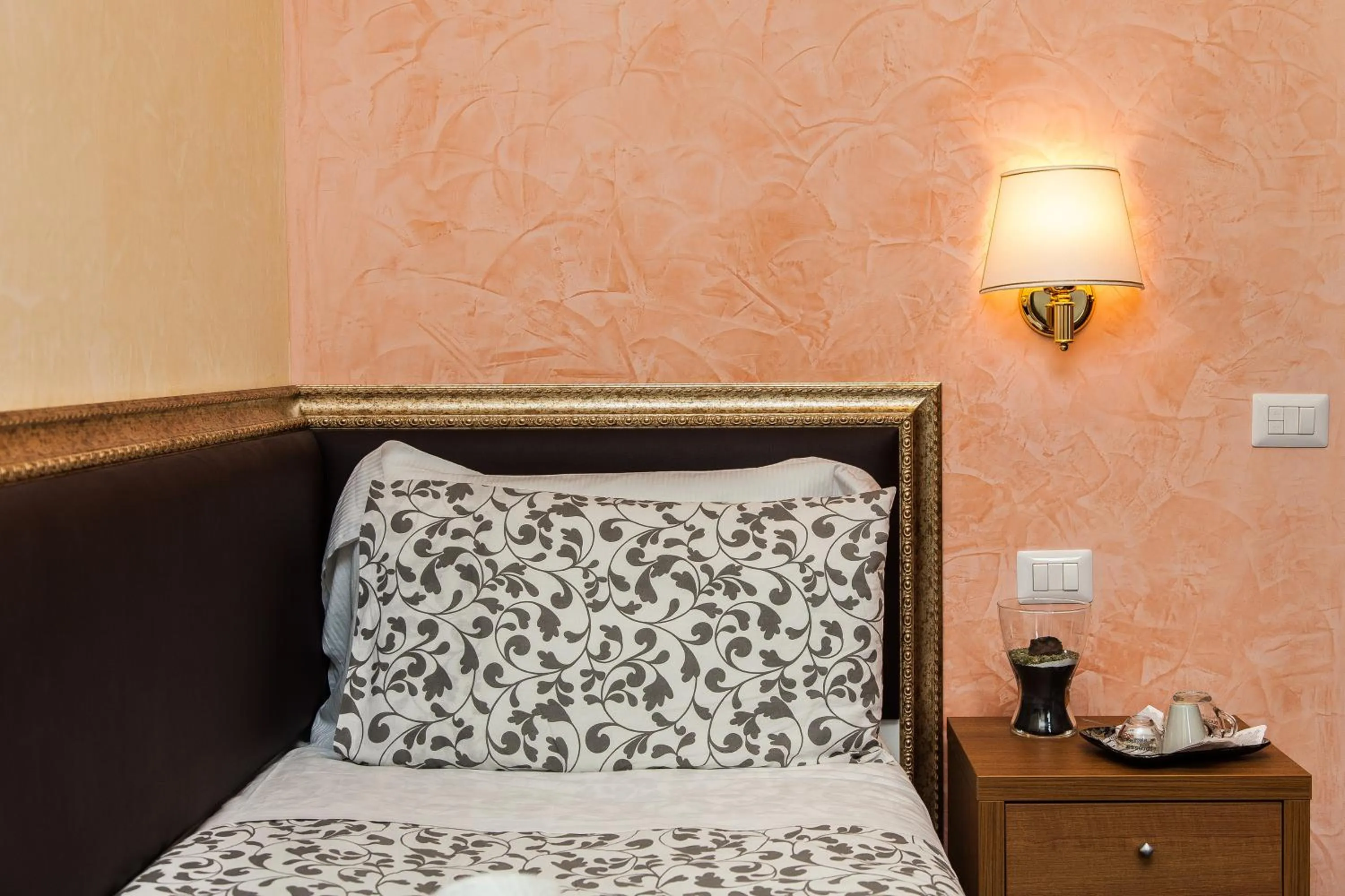 Bedroom, Bed in Guest's Heaven