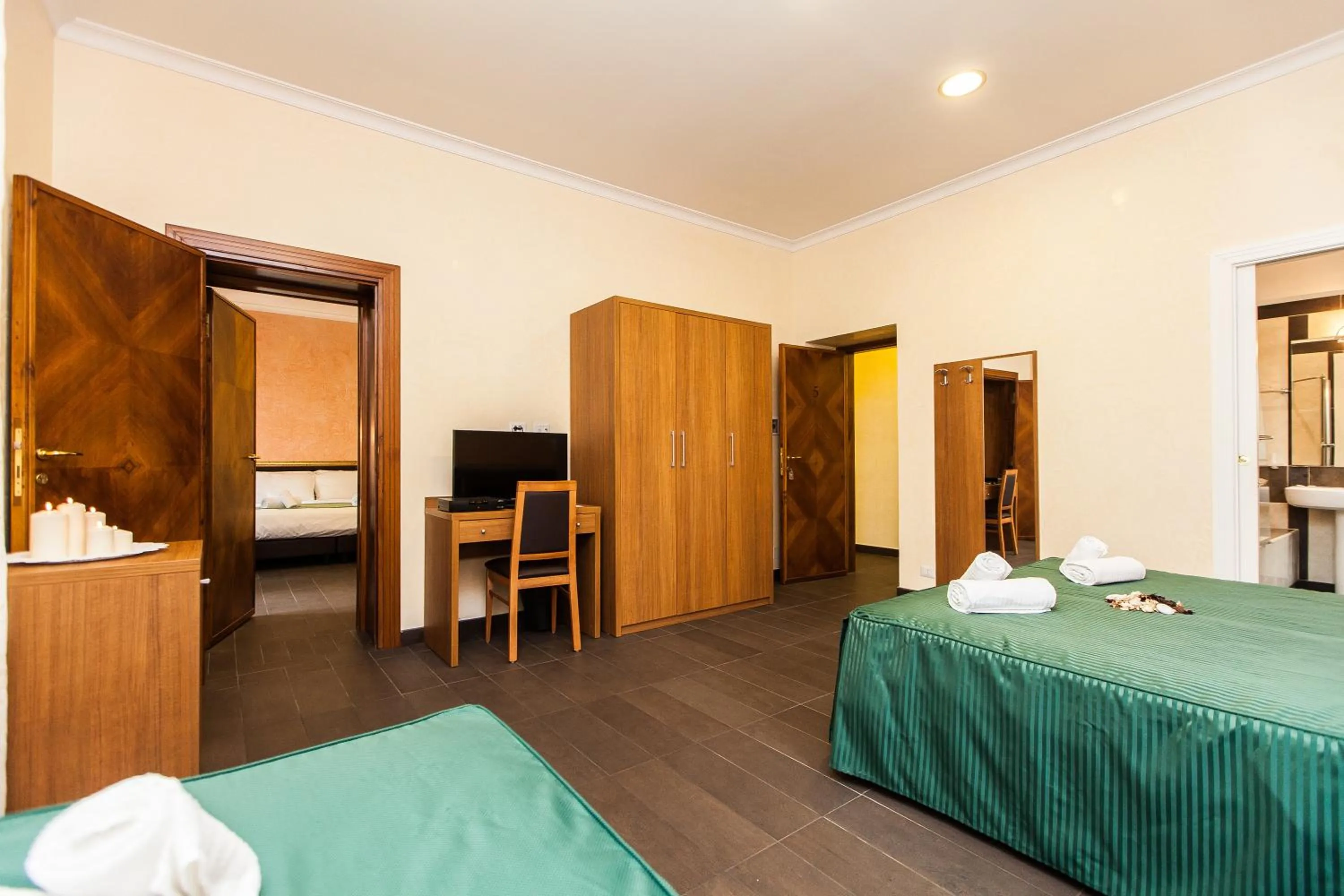 Photo of the whole room, Bed in Guest's Heaven