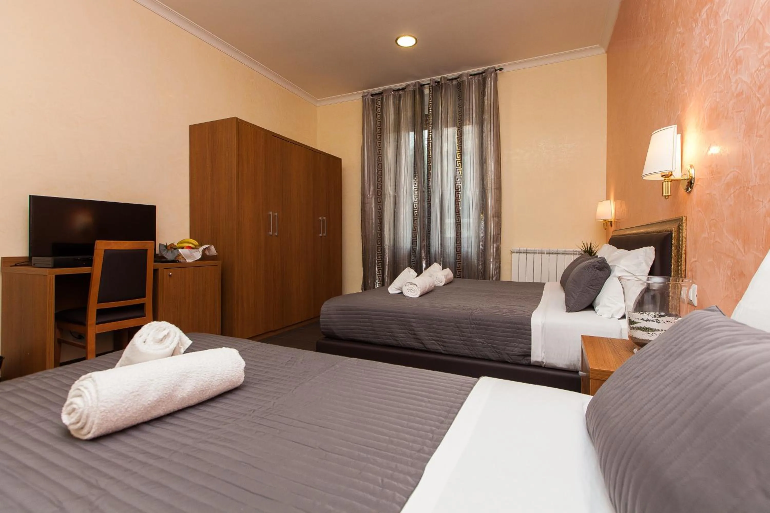 Photo of the whole room, Bed in Guest's Heaven