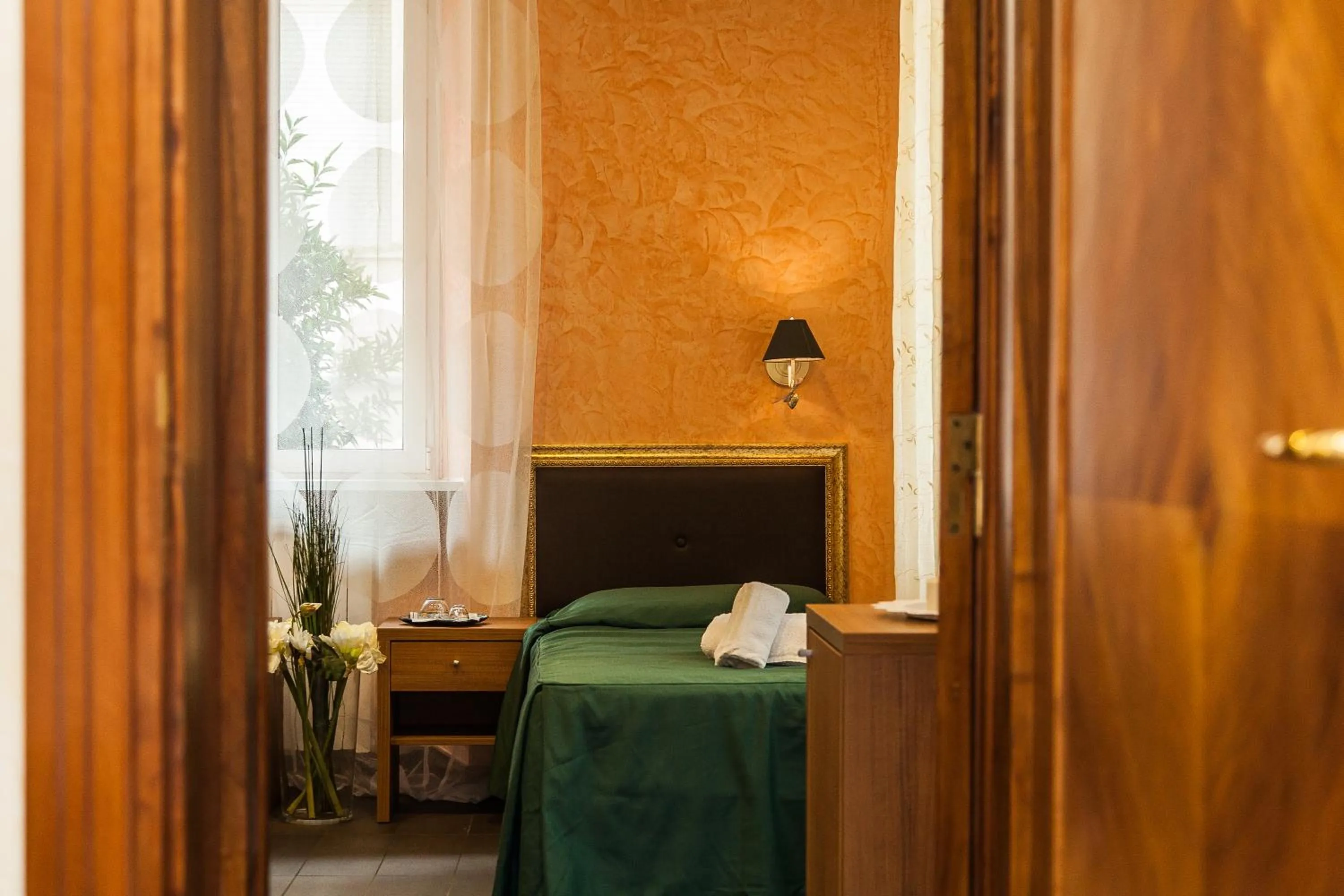 Photo of the whole room, Bed in Guest's Heaven