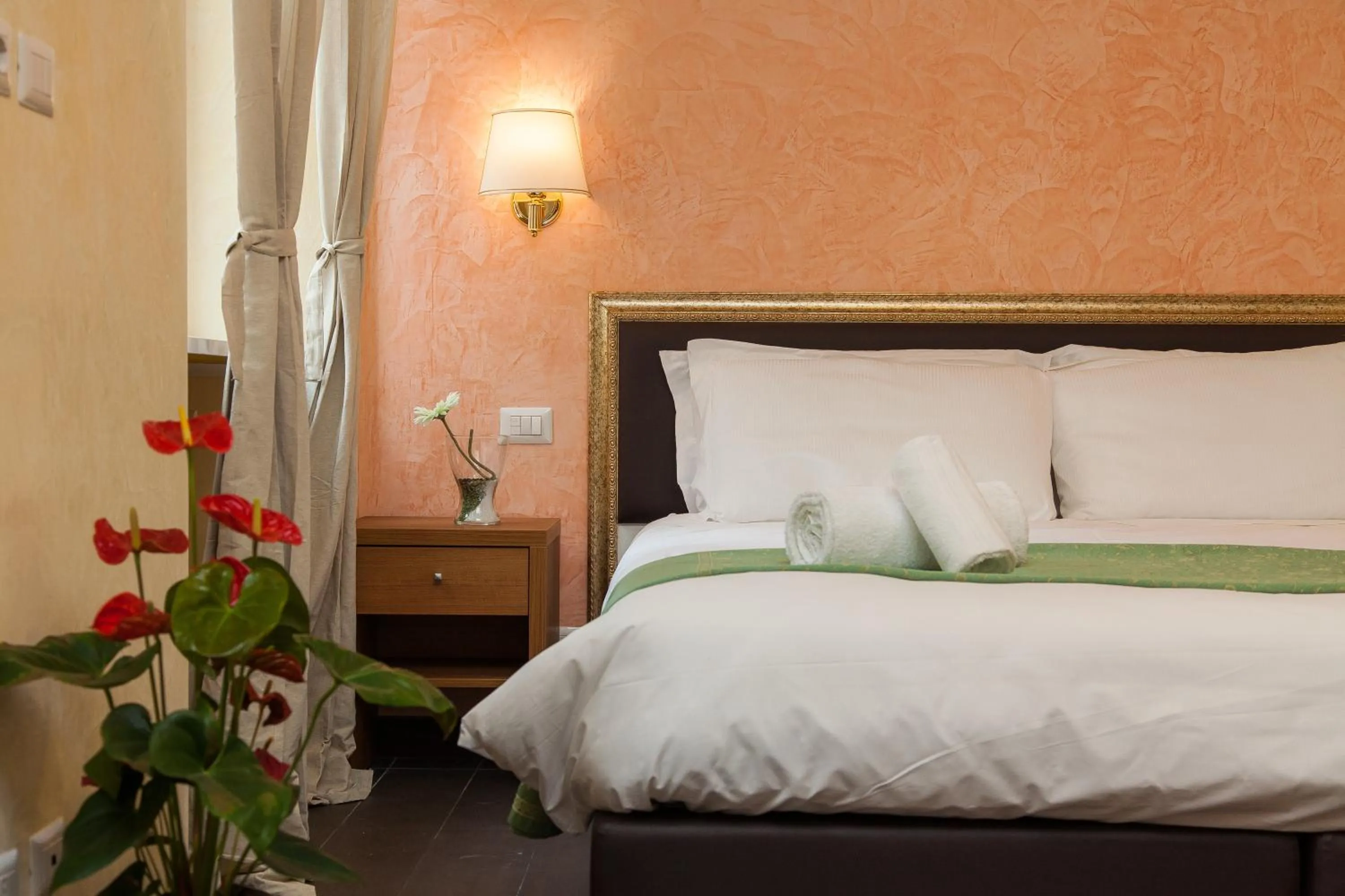 Bedroom, Bed in Guest's Heaven