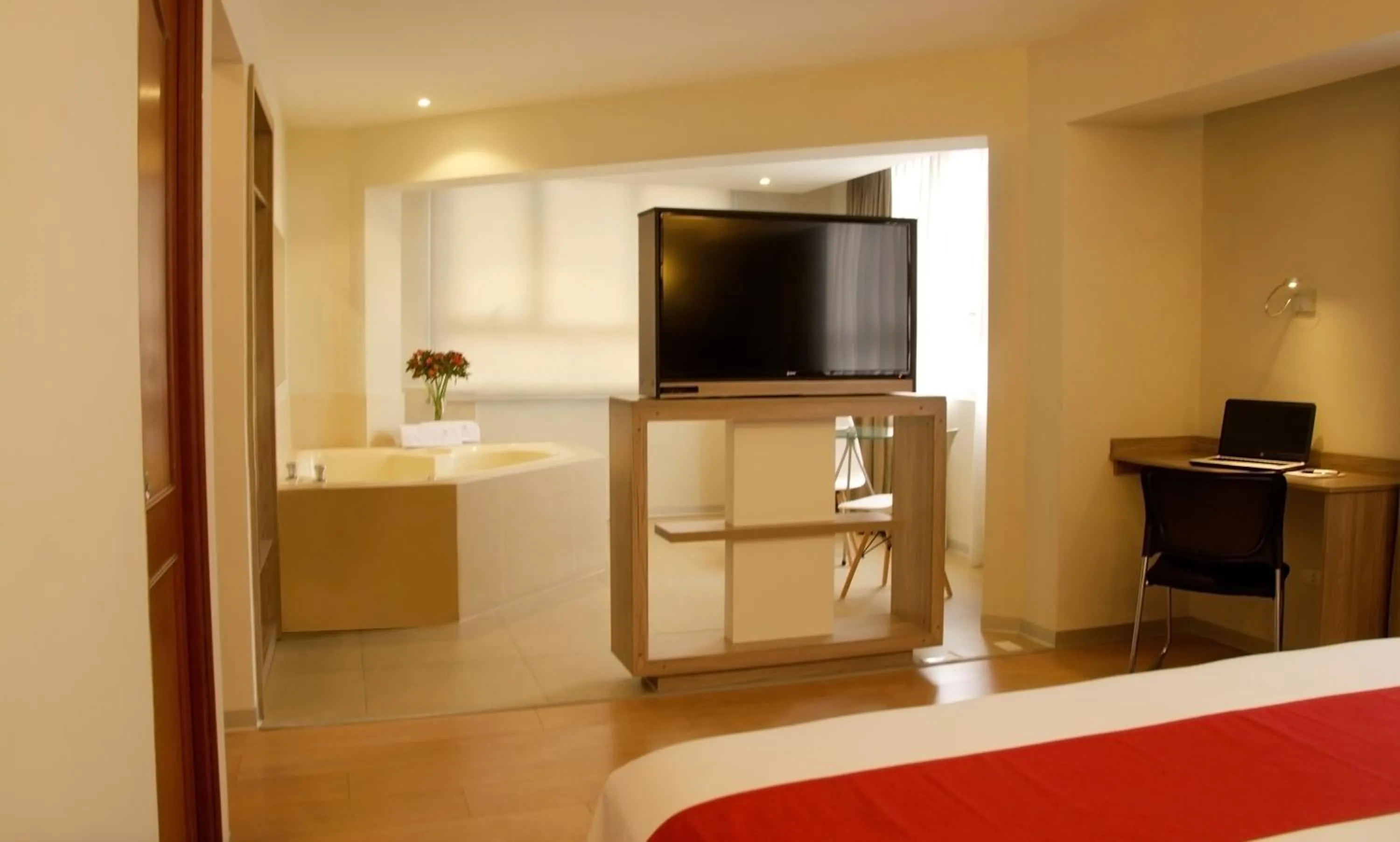 Hot Tub, Bed in Hotel San Remo