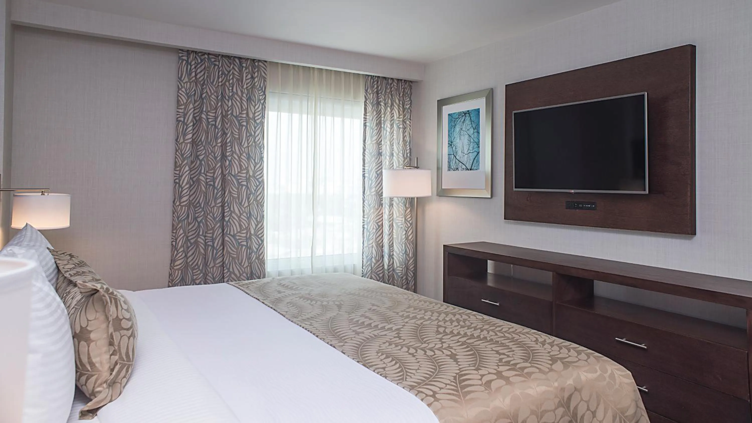 Photo of the whole room, Bed in Staybridge Suites Puebla by IHG