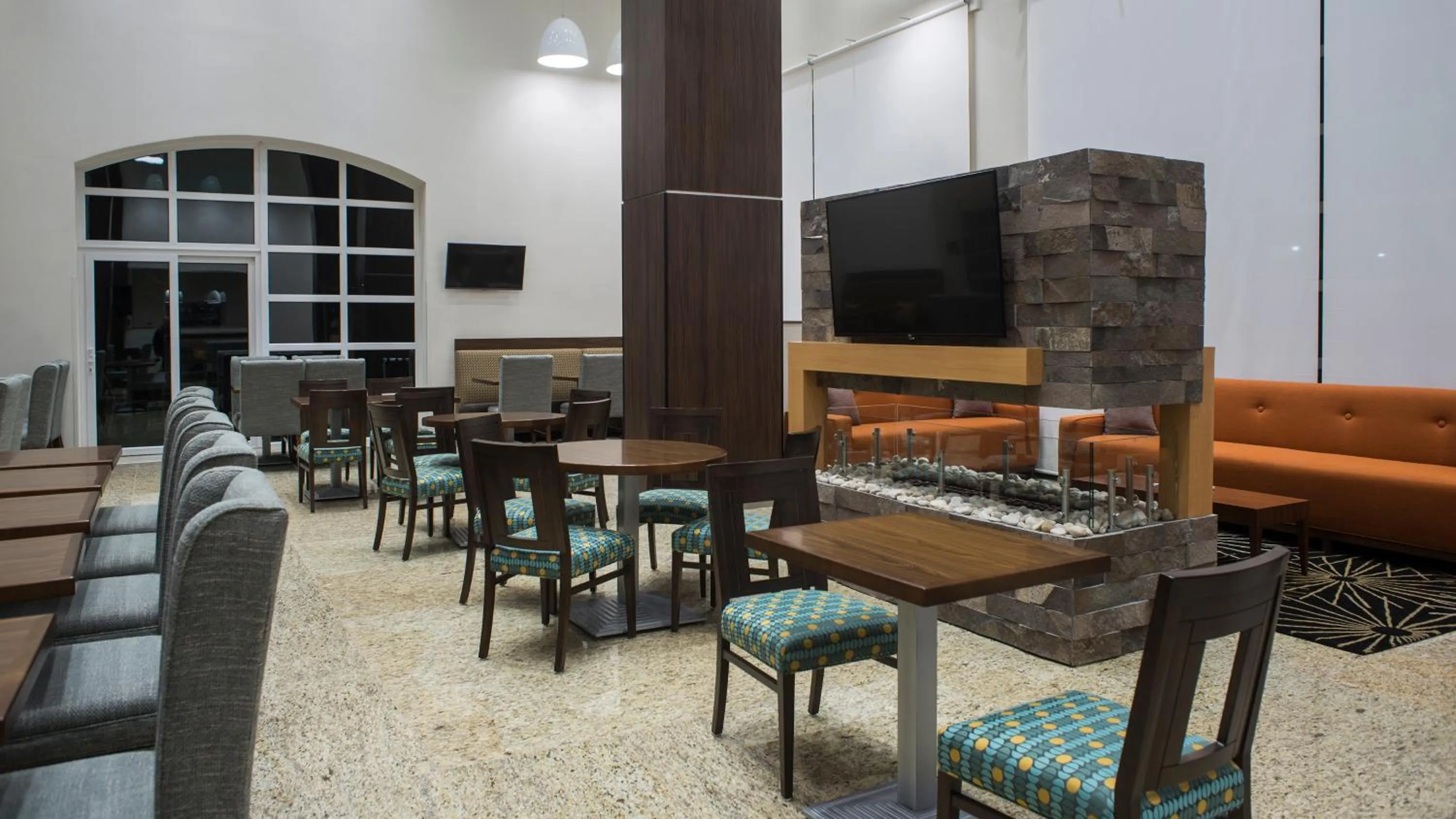 Restaurant/places to eat in Staybridge Suites Puebla by IHG