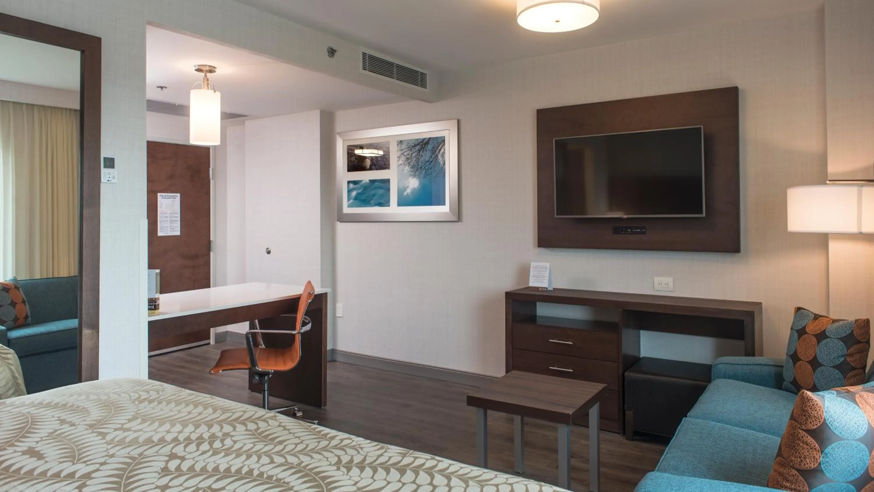 Photo of the whole room, Bed in Staybridge Suites Puebla by IHG