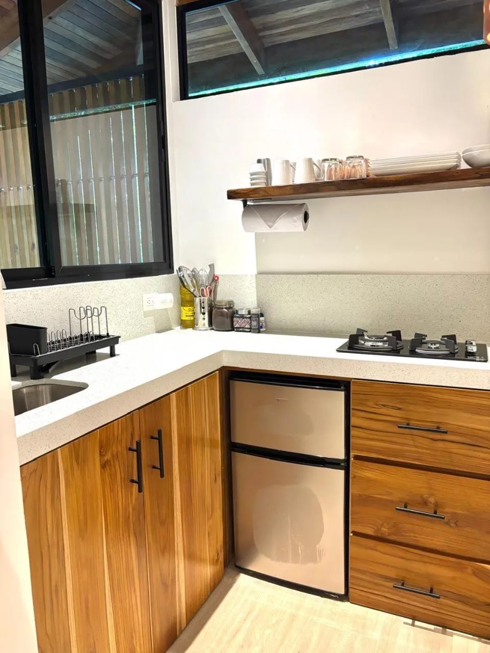 Kitchen or kitchenette in Makanas Beach Bungalows