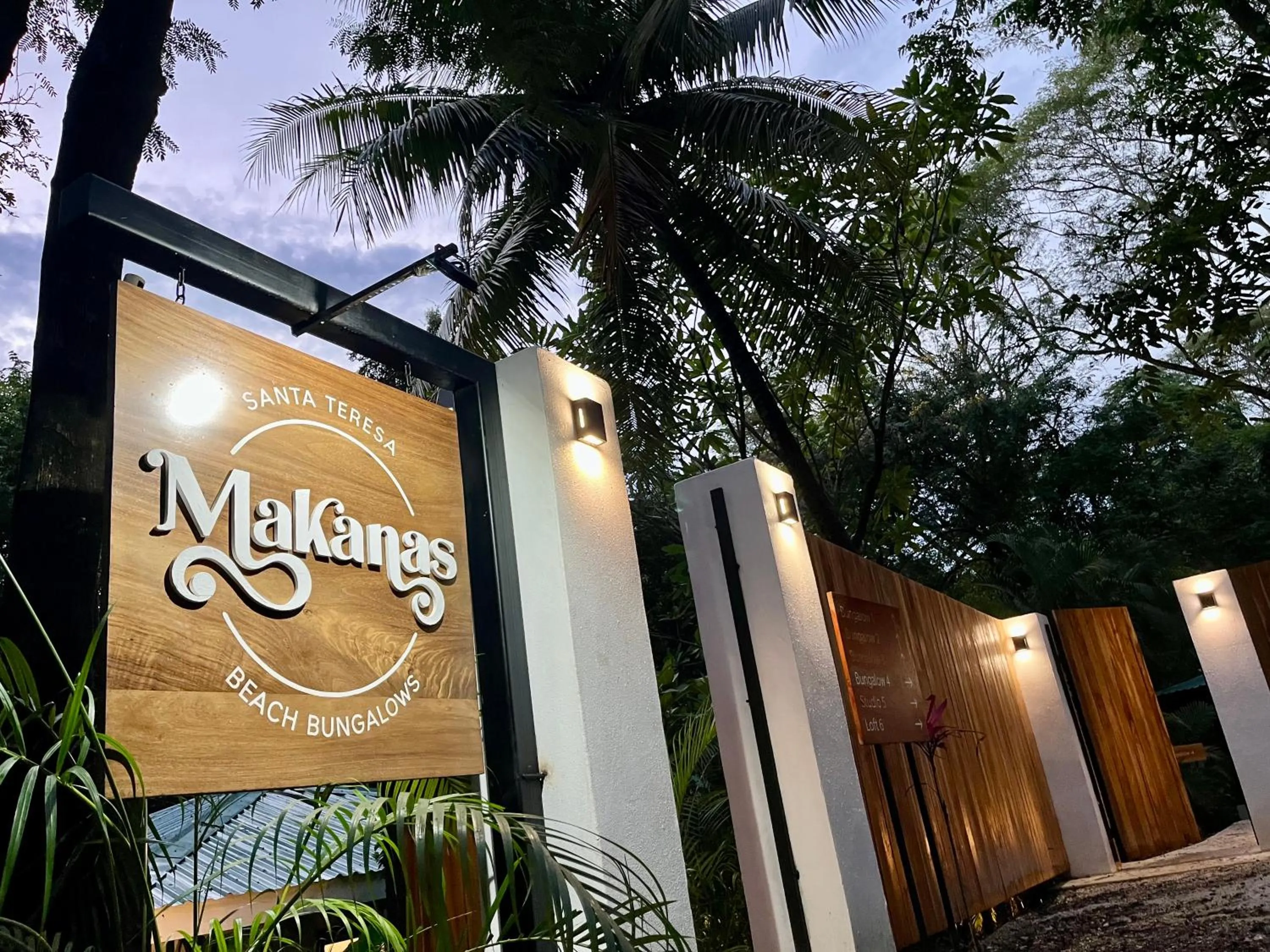 Facade/entrance in Makanas Beach Bungalows