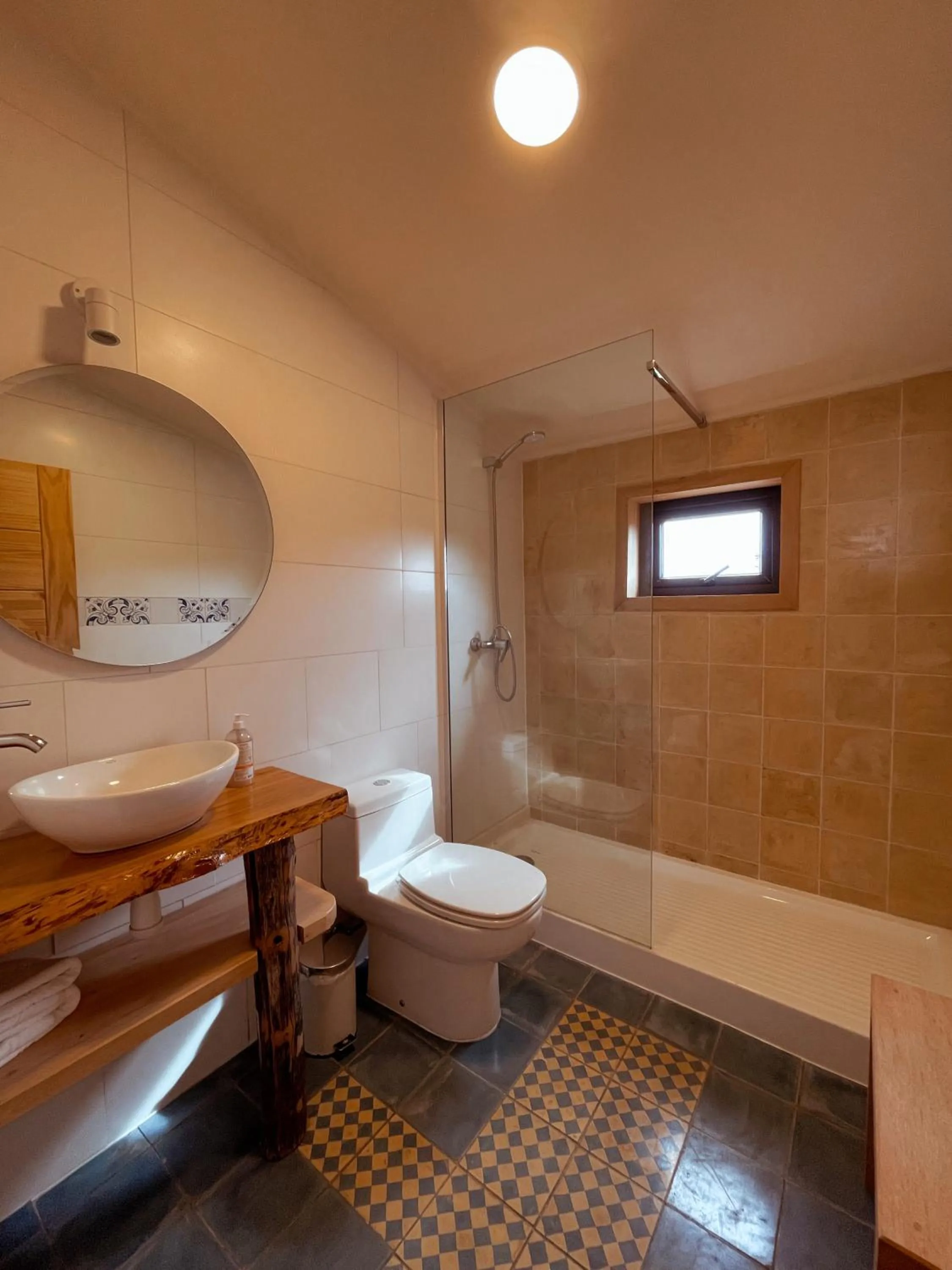 Shower in Refugio Pullao