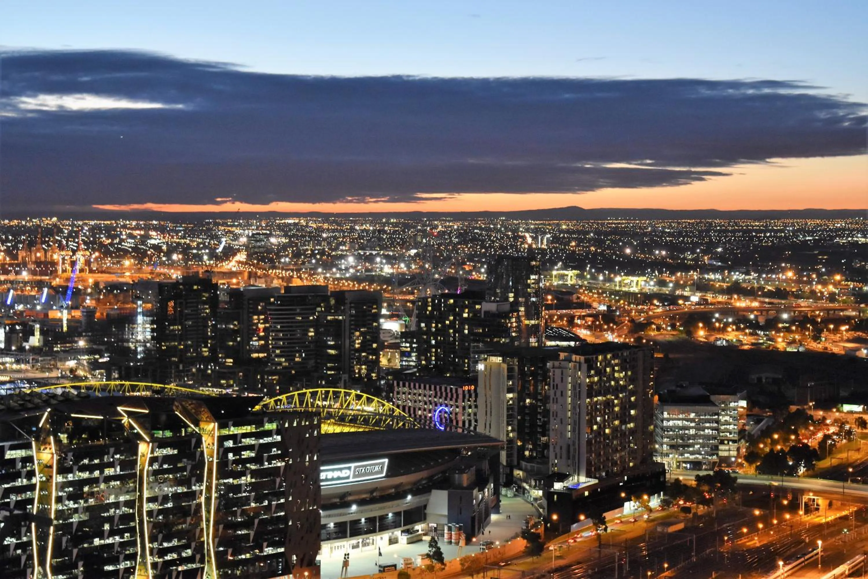 City view, Bird's-eye View in Melbourne SkyHigh Apartments