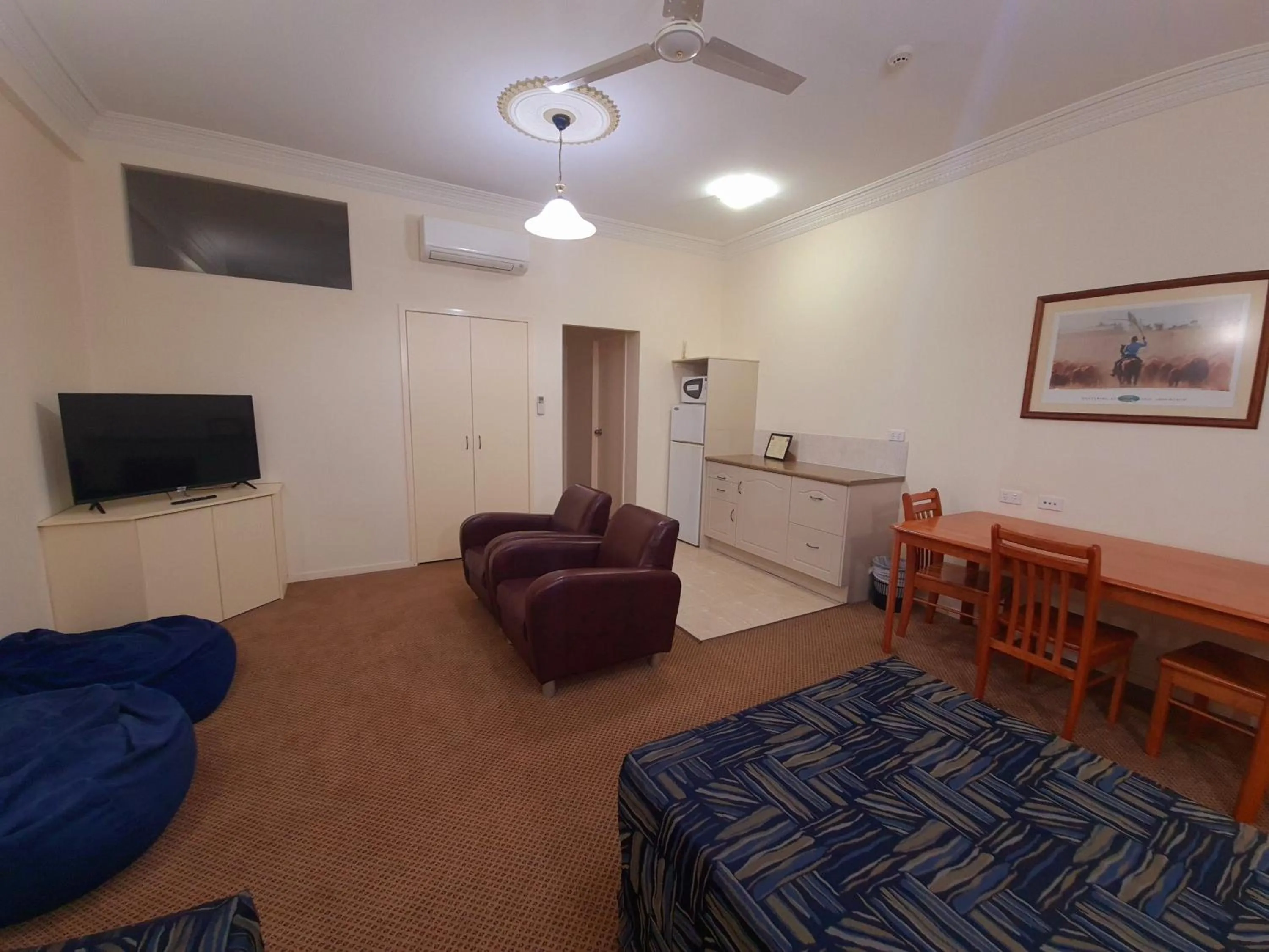 Bed in Criterion Hotel-Motel Rockhampton