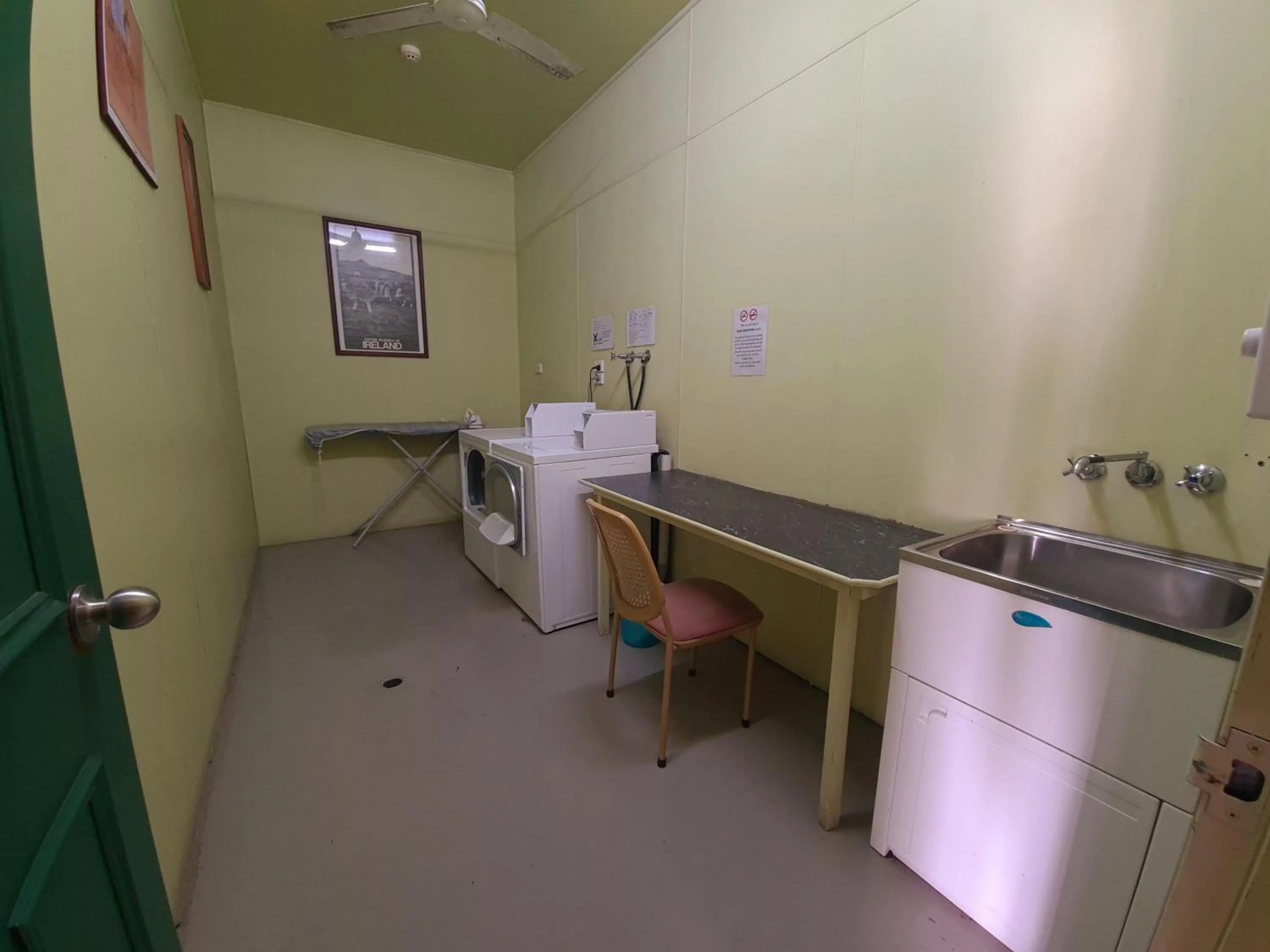 washing machine in Criterion Hotel-Motel Rockhampton