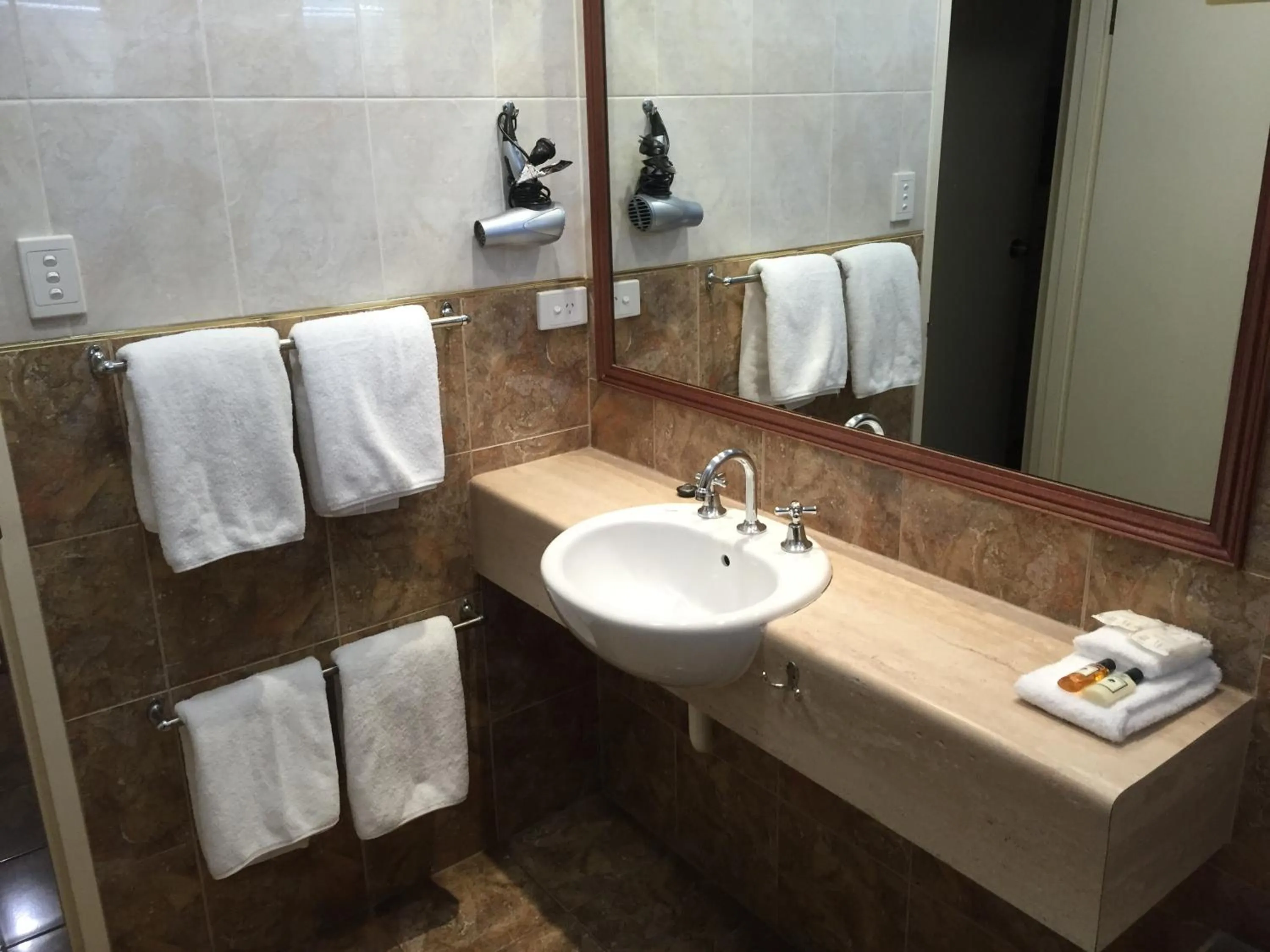 Bathroom in Criterion Hotel-Motel Rockhampton