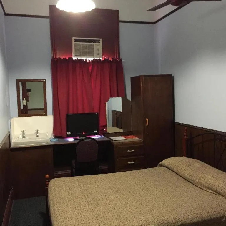 Bed in Criterion Hotel-Motel Rockhampton