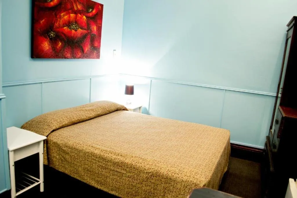 Bed in Criterion Hotel-Motel Rockhampton