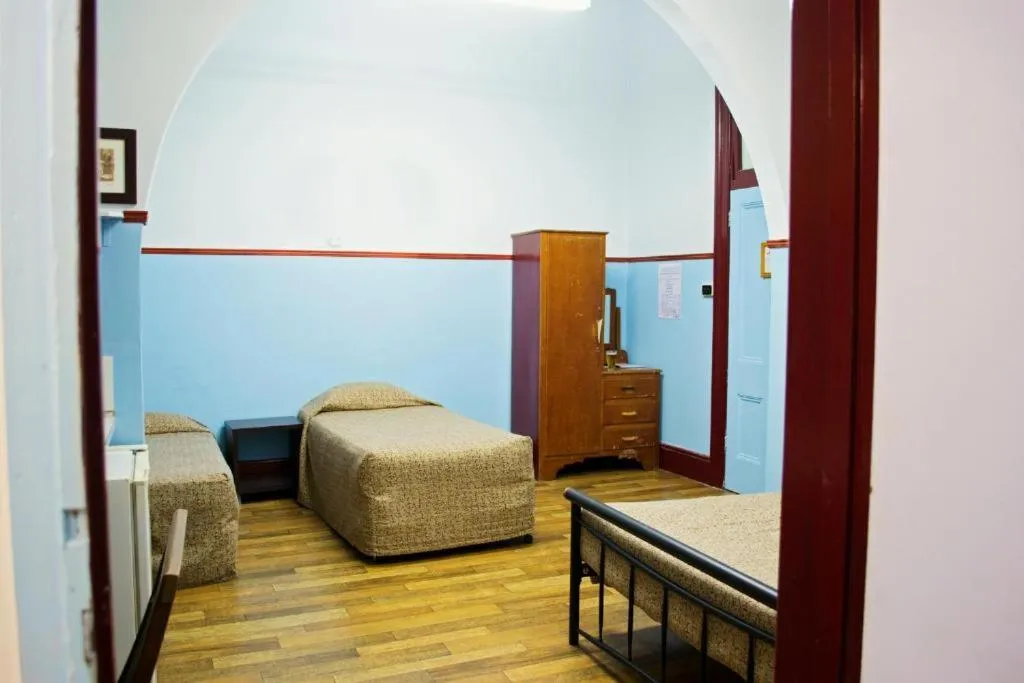 Bed in Criterion Hotel-Motel Rockhampton