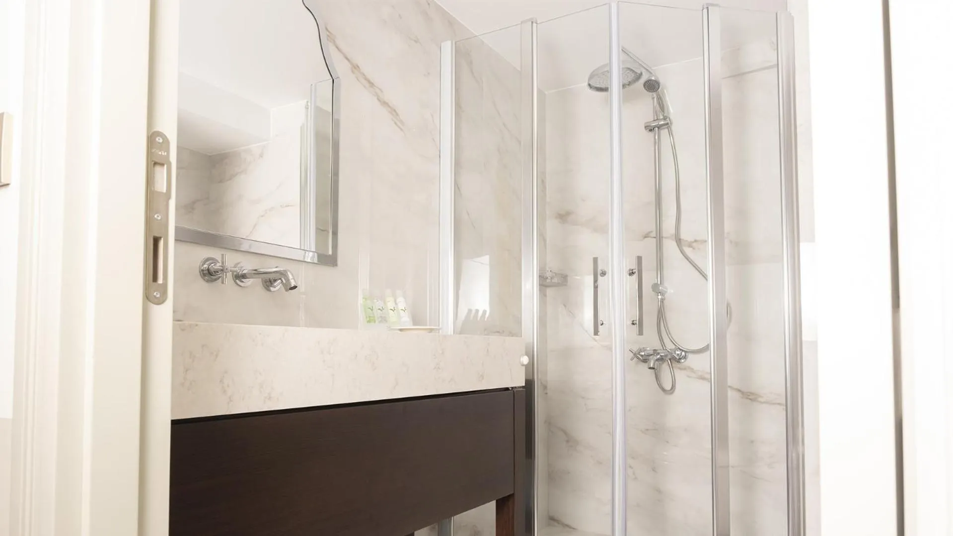 Shower in Ishak Pasa Palace by Joyway Hotels