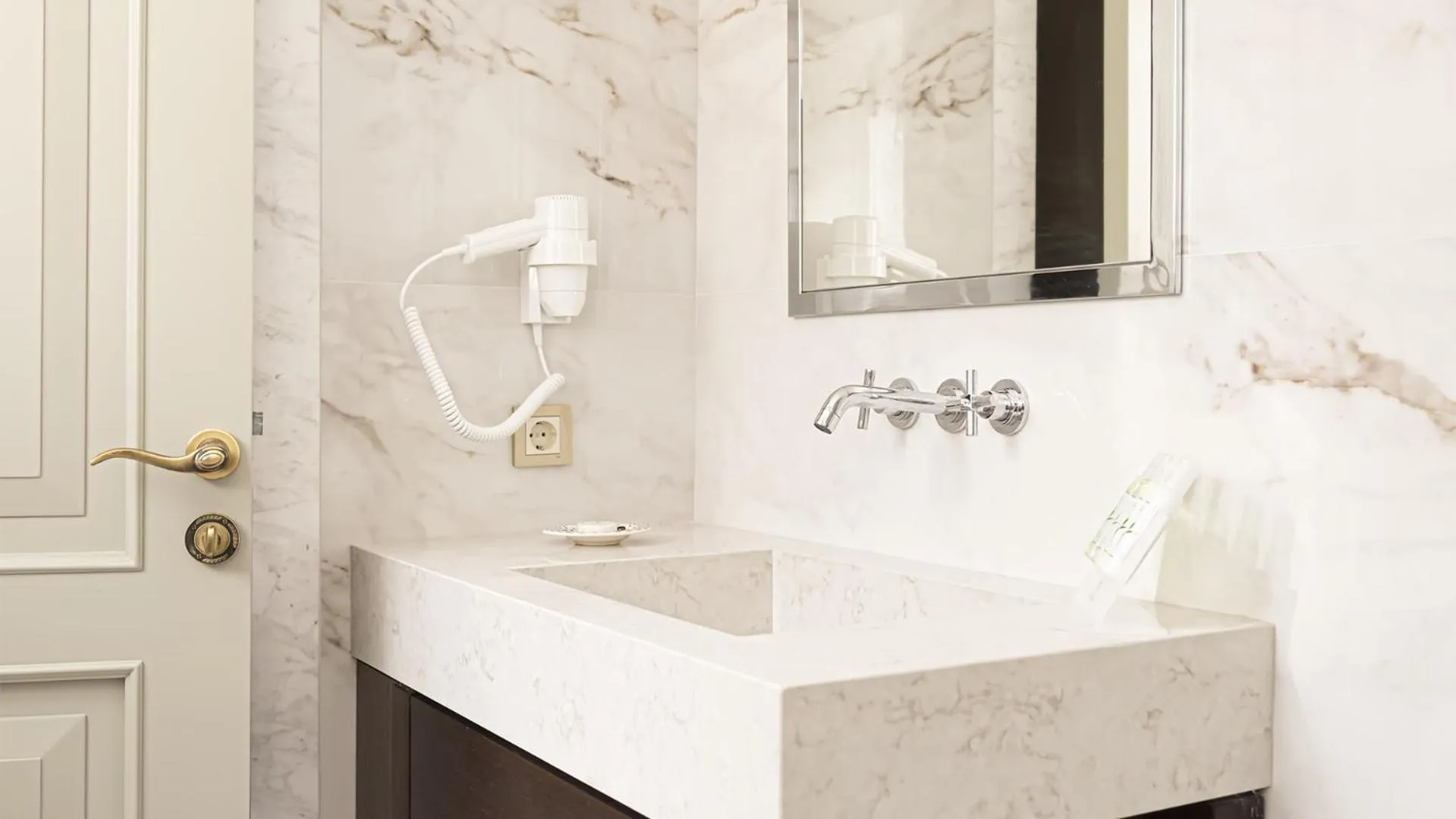 Shower in Ishak Pasa Palace by Joyway Hotels