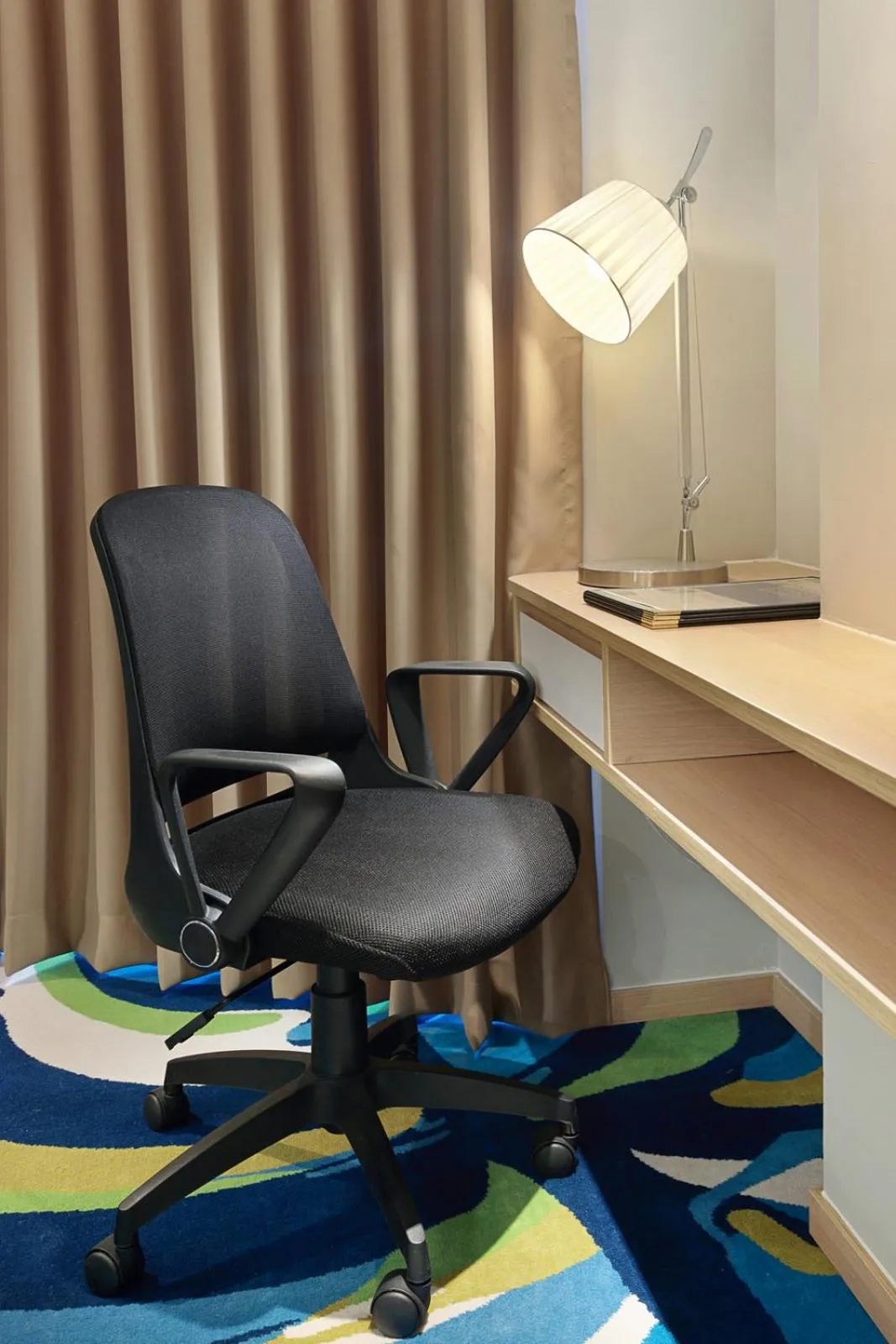 Seating area in Holiday Inn Express Jakarta Wahid Hasyim by IHG