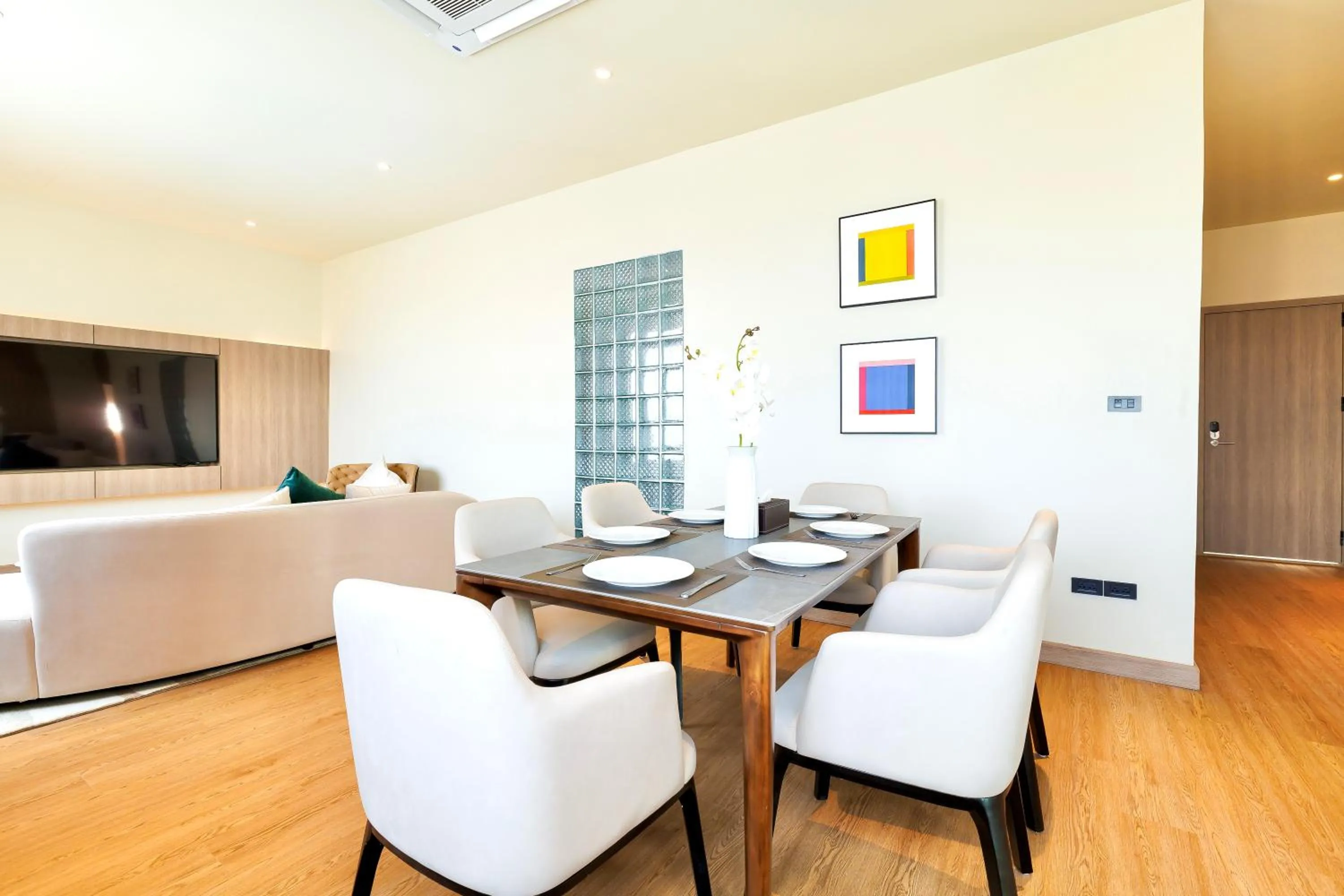 Restaurant/places to eat in The One Bay Breeze