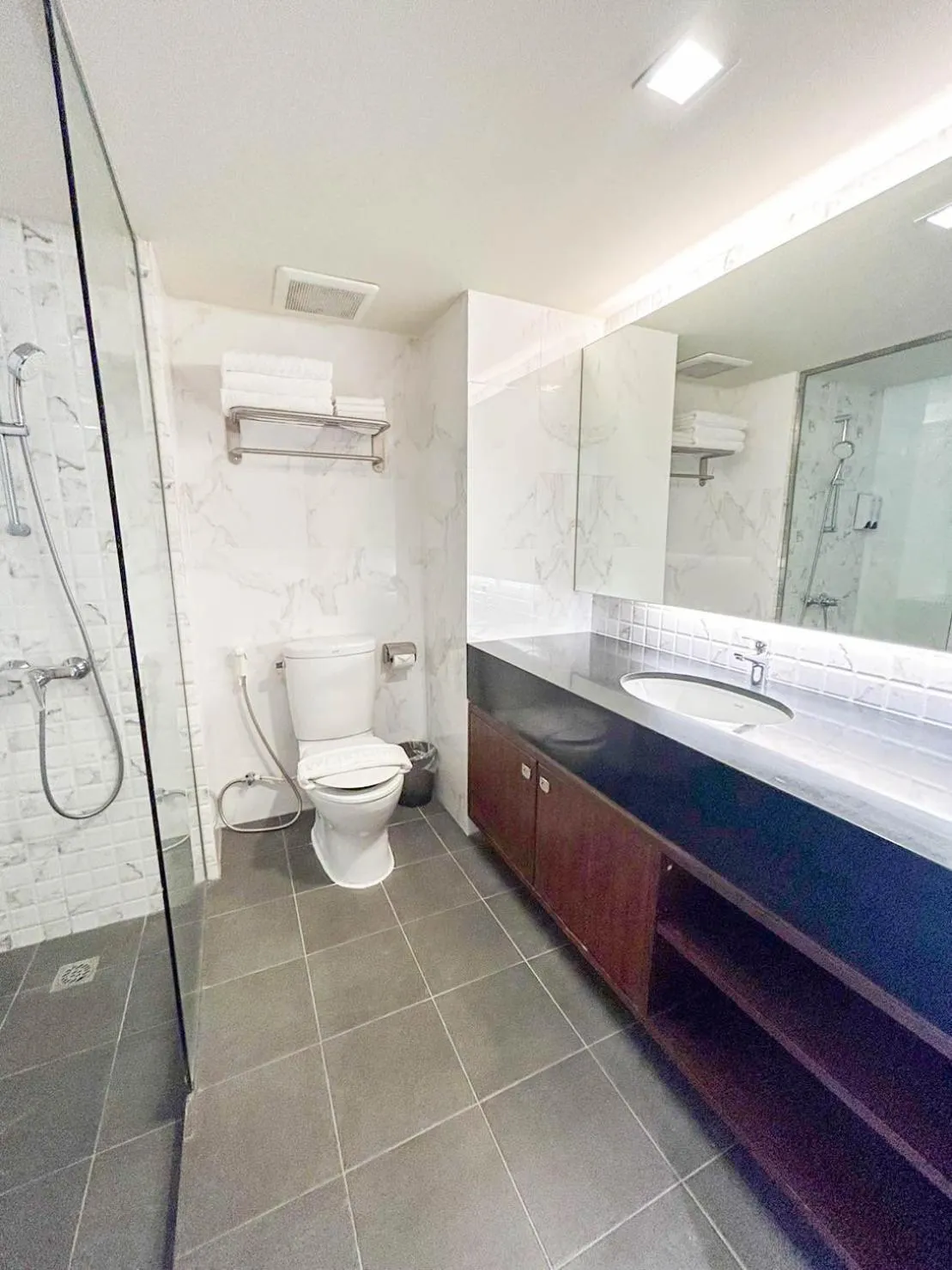 Shower in The One Bay Breeze