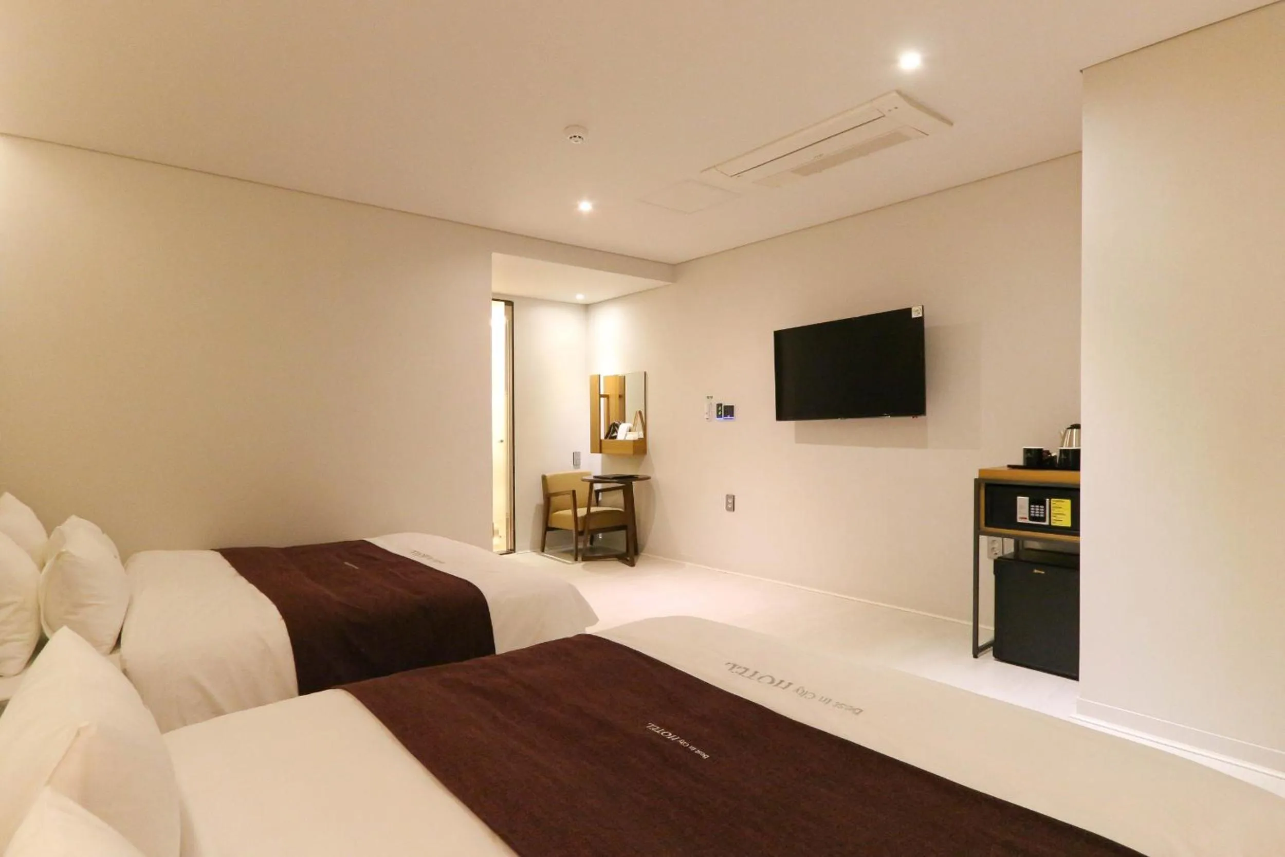 Bedroom, TV/Entertainment Center in Best In City Hotel