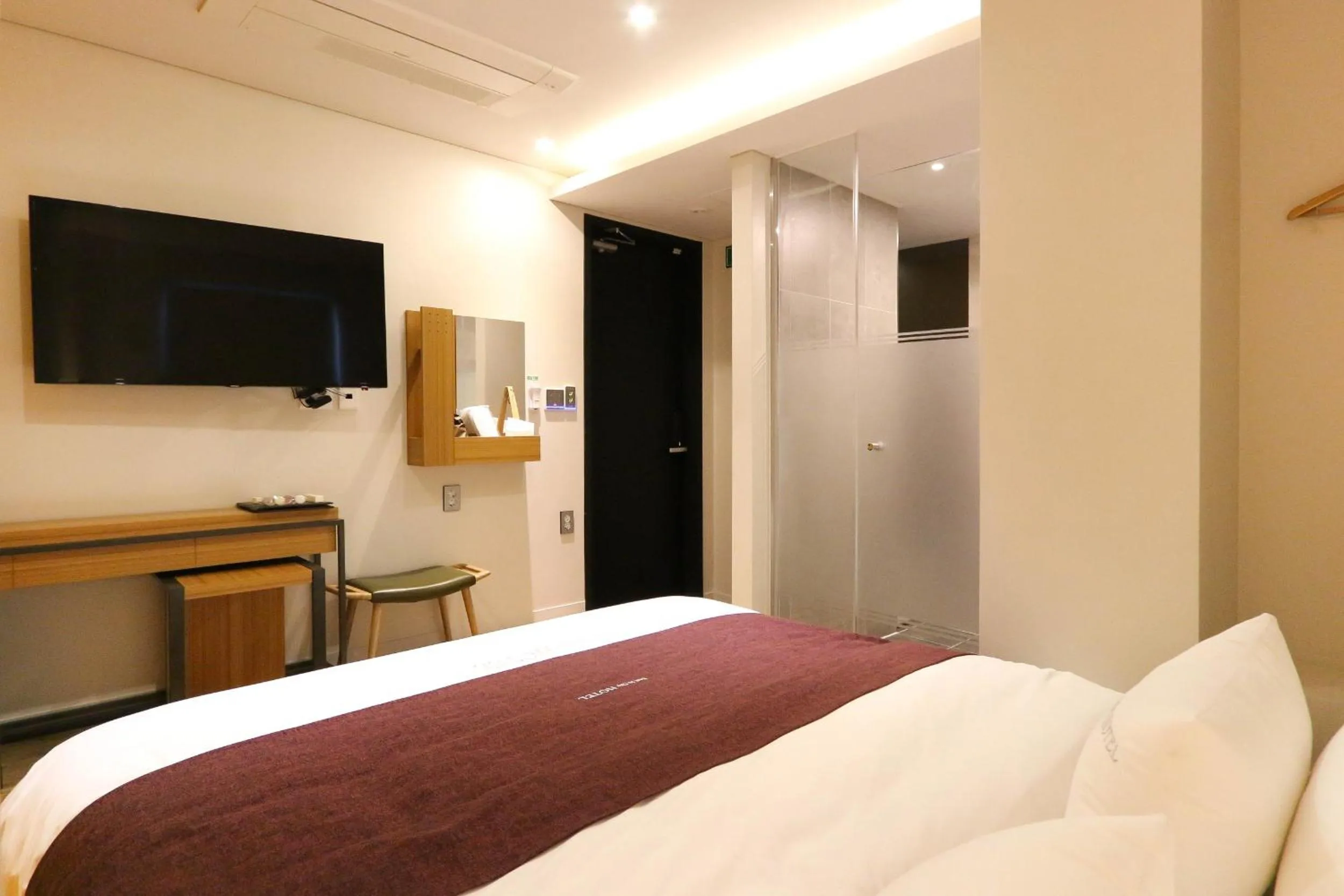 Bed, TV/Entertainment Center in Best In City Hotel