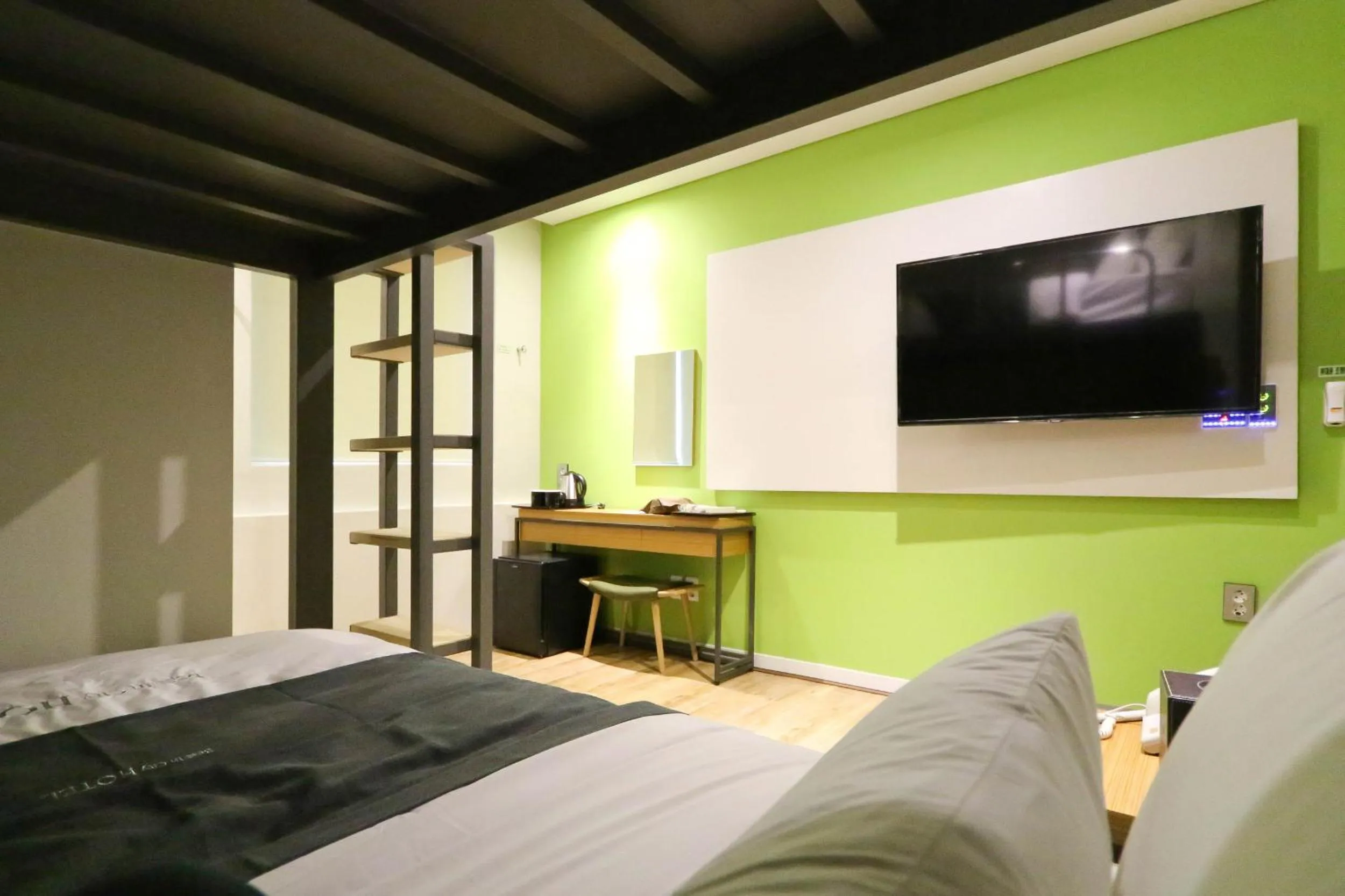 Shower, TV/Entertainment Center in Best In City Hotel